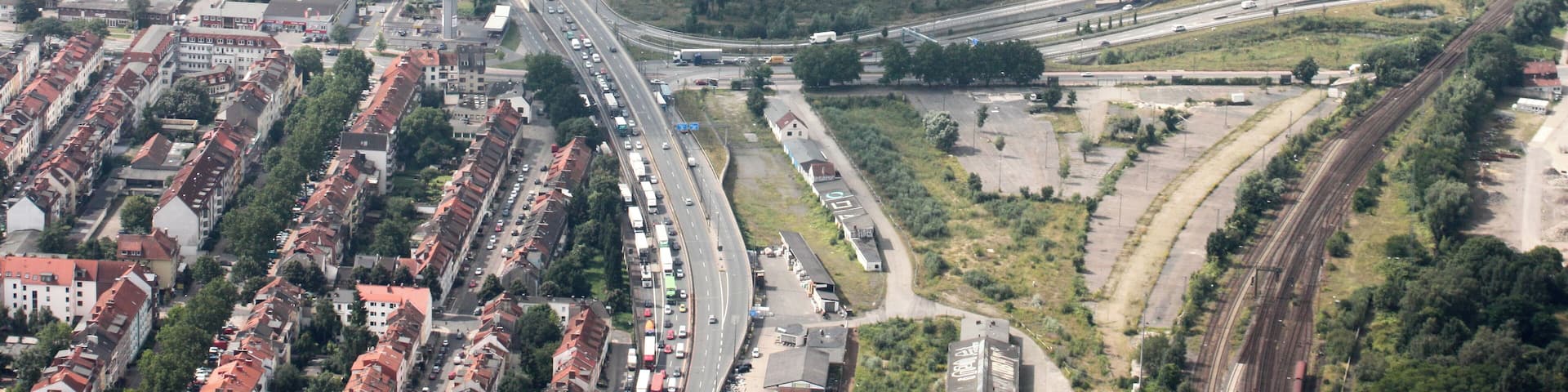 Lufbilder Bremen: Steintor, Weserstadion, Fesenfeld, Altstadt, Hohentor (identische Bildbeschreibung für File:2012-08-08-fotoflug-bremen zweiter flug 0618.JPG bis File:2012-08-08-fotoflug-bremen zweiter flug 0749.JPG; alle mit GPS-Koordinaten