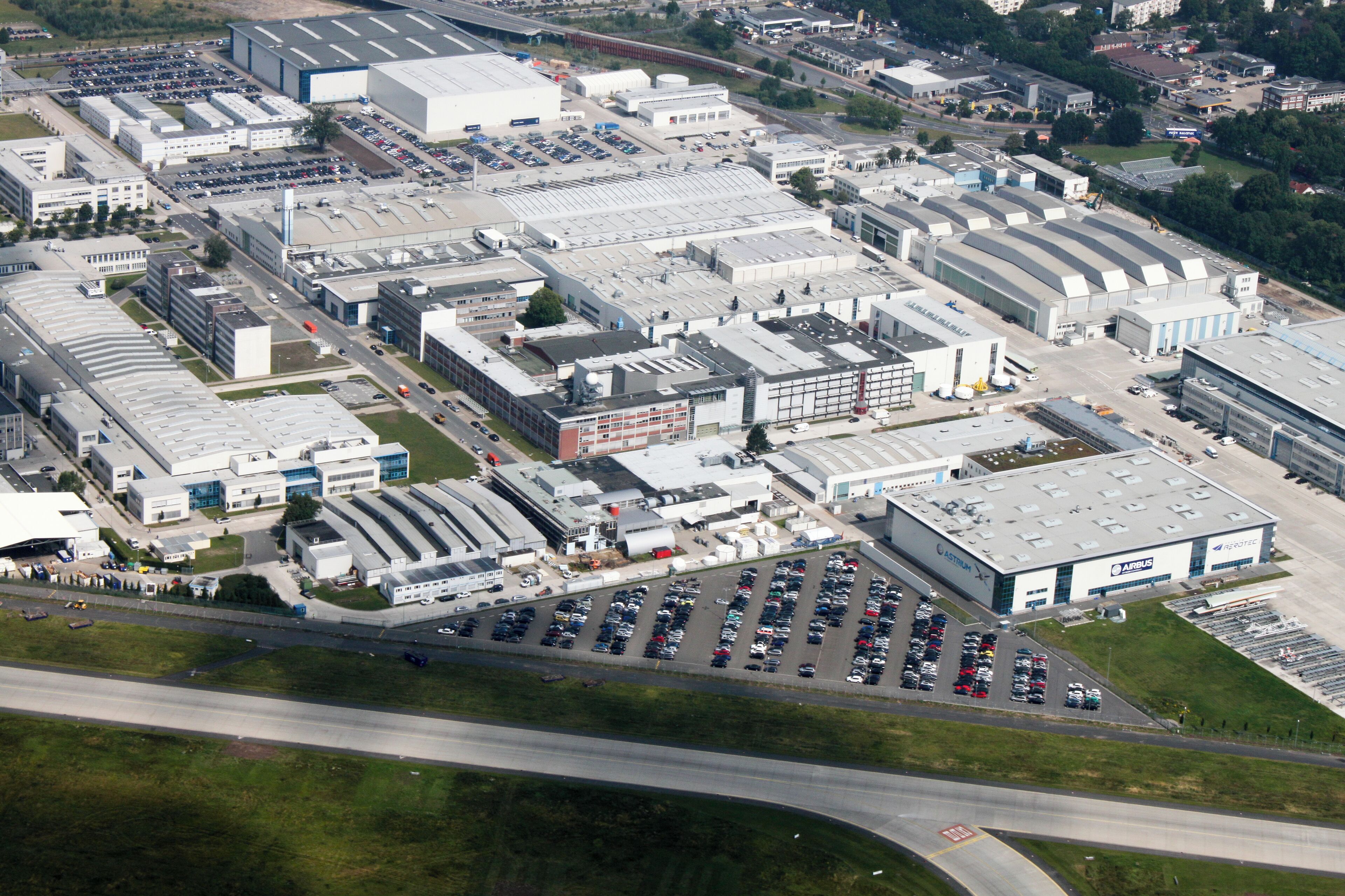 Fotoflug: von Flughafen Ganderkesee - Ganderkesee Stadt - Hasportsee - Roland Center - Grollaner See - Airport Bremen (identische Bildbeschreibung für File:2012-08-08-fotoflug-bremen zweiter flug 0001.JPG bis File:2012-08-08-fotoflug-bremen zweiter flug 0100.JPG
