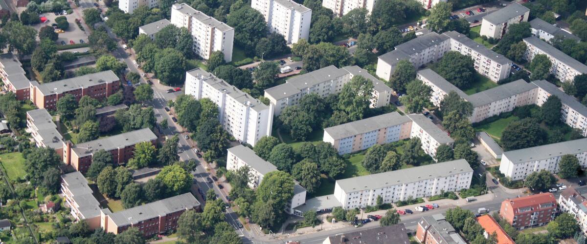 Fotoflug: Airport Bremen - Ganderkesee Stadt - Tunnel Neuenlander Straße - Buntentor - Bezirkssportanlage Süd - Wilhelm-Kaisen-Schule - Verkehrsfliegerschule -Hochbunker Kattenturmer Heerstraße - LdW - Auf dem Beginenlande (identische Bildbeschreibung für File:2012-08-08-fotoflug-bremen zweiter flug 0101.JPG bis File:2012-08-08-fotoflug-bremen zweiter flug 0300.JPG
