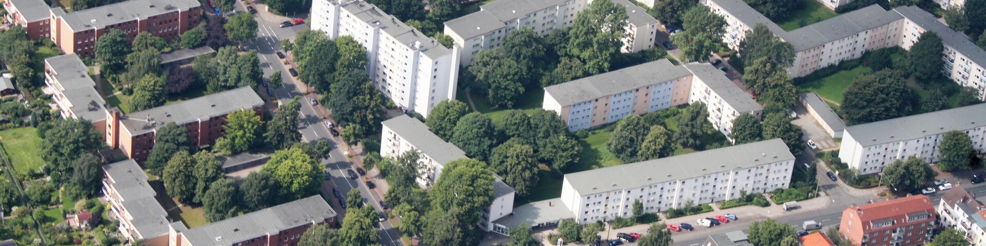 Fotoflug: Airport Bremen - Ganderkesee Stadt - Tunnel Neuenlander Straße - Buntentor - Bezirkssportanlage Süd - Wilhelm-Kaisen-Schule - Verkehrsfliegerschule -Hochbunker Kattenturmer Heerstraße - LdW - Auf dem Beginenlande (identische Bildbeschreibung für File:2012-08-08-fotoflug-bremen zweiter flug 0101.JPG bis File:2012-08-08-fotoflug-bremen zweiter flug 0300.JPG