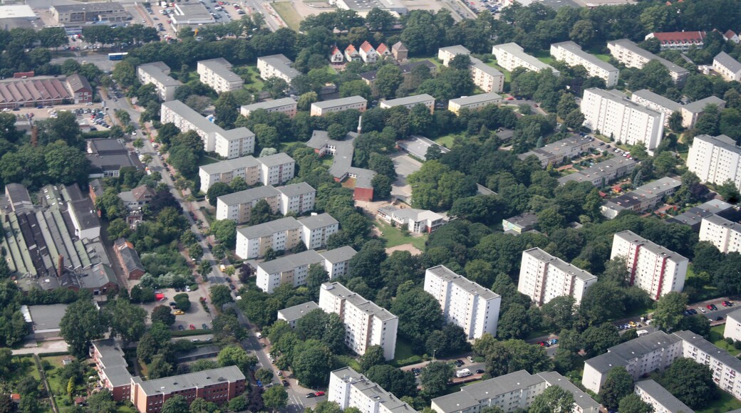 Fotoflug: Airport Bremen - Ganderkesee Stadt - Tunnel Neuenlander Straße - Buntentor - Bezirkssportanlage Süd - Wilhelm-Kaisen-Schule - Verkehrsfliegerschule -Hochbunker Kattenturmer Heerstraße - LdW - Auf dem Beginenlande (identische Bildbeschreibung für File:2012-08-08-fotoflug-bremen zweiter flug 0101.JPG bis File:2012-08-08-fotoflug-bremen zweiter flug 0300.JPG