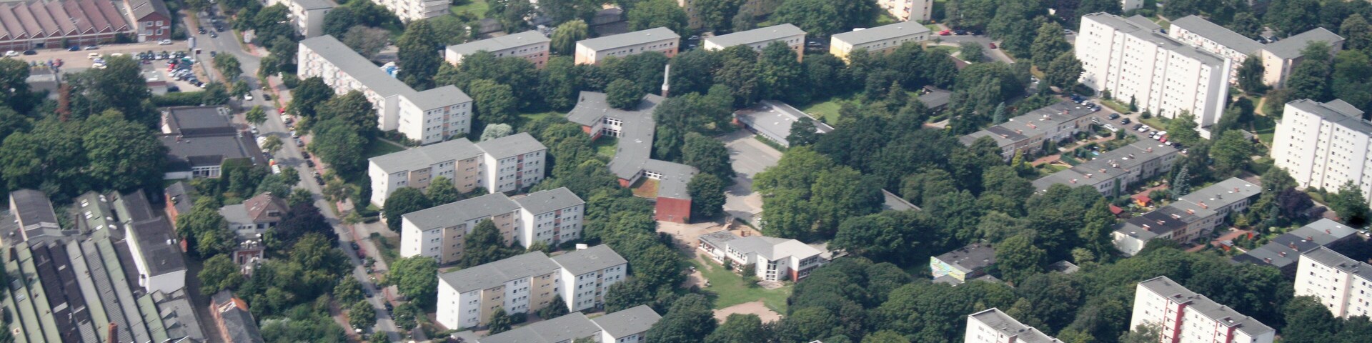 Fotoflug: Airport Bremen - Ganderkesee Stadt - Tunnel Neuenlander Straße - Buntentor - Bezirkssportanlage Süd - Wilhelm-Kaisen-Schule - Verkehrsfliegerschule -Hochbunker Kattenturmer Heerstraße - LdW - Auf dem Beginenlande (identische Bildbeschreibung für File:2012-08-08-fotoflug-bremen zweiter flug 0101.JPG bis File:2012-08-08-fotoflug-bremen zweiter flug 0300.JPG