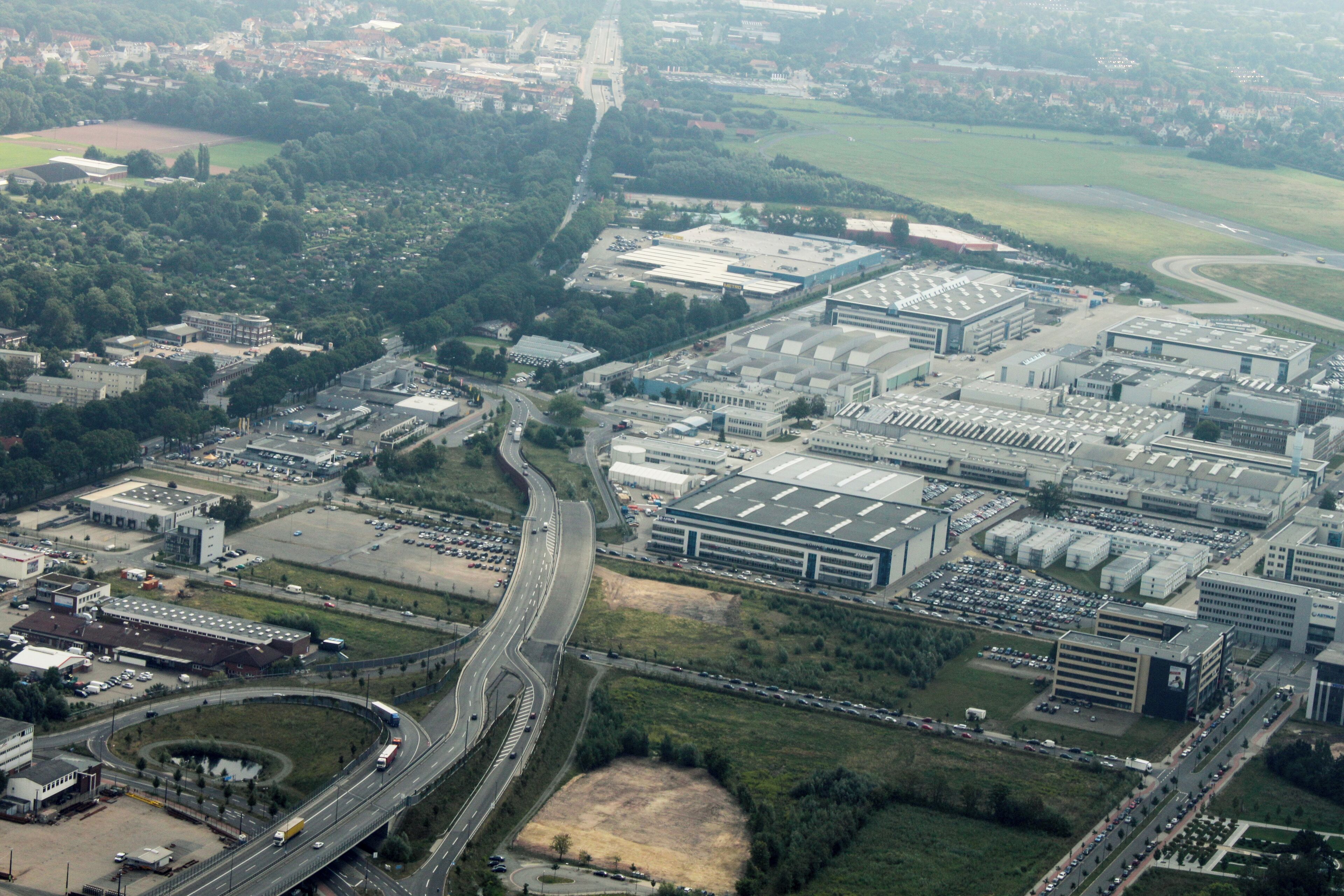 Lufbilder Bremen: Altstadt, Teerhof, Wesertower, Buntentor, Neustadt, Straßenbahn-Depot, Airbus (identische Bildbeschreibung für File:2012-08-08-fotoflug-bremen zweiter flug 1249.JPG bis File:2012-08-08-fotoflug-bremen zweiter flug 1354.JPG; alle mit GPS-Koordinaten