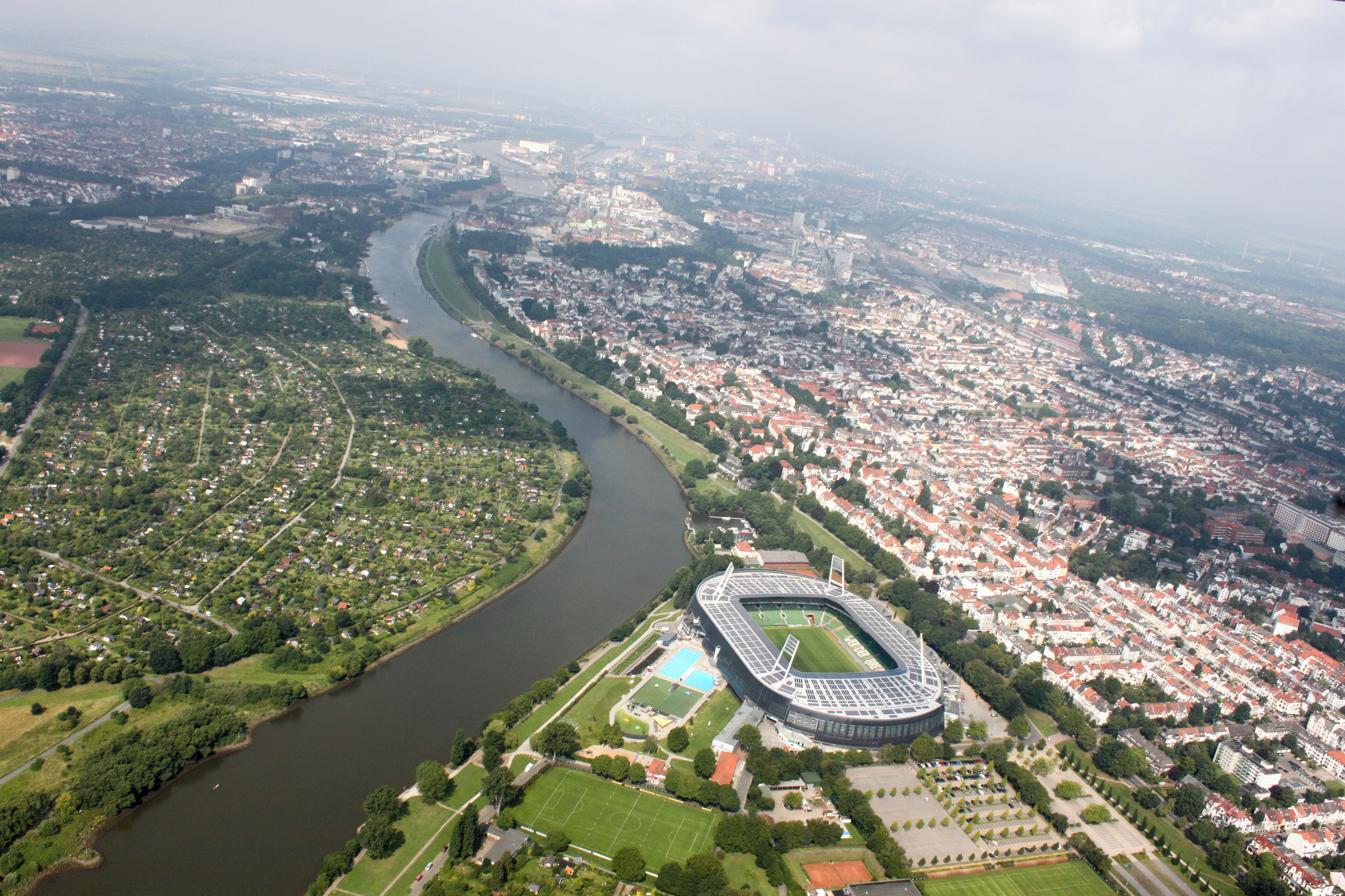Lufbilder Bremen: Weser-Stadion, Peterswerder, Östliche Vorstadt, Steintor, Bahnhofsvorstadt, Hauptbahnhof, Findorff-Bürgerweide, Bürgerweide, Parkhotel (identische Bildbeschreibung für File:2012-08-08-fotoflug-bremen zweiter flug 0407.JPG bis File:2012-08-08-fotoflug-bremen zweiter flug 0508.JPG; alle mit GPS-Koordinaten