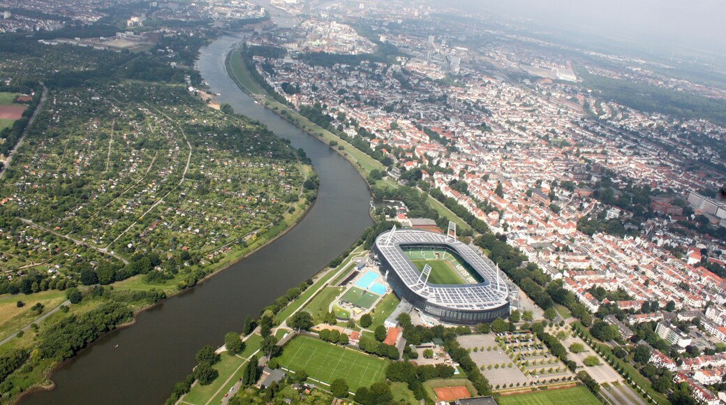 Lufbilder Bremen: Weser-Stadion, Peterswerder, Östliche Vorstadt, Steintor, Bahnhofsvorstadt, Hauptbahnhof, Findorff-Bürgerweide, Bürgerweide, Parkhotel (identische Bildbeschreibung für File:2012-08-08-fotoflug-bremen zweiter flug 0407.JPG bis File:2012-08-08-fotoflug-bremen zweiter flug 0508.JPG; alle mit GPS-Koordinaten
