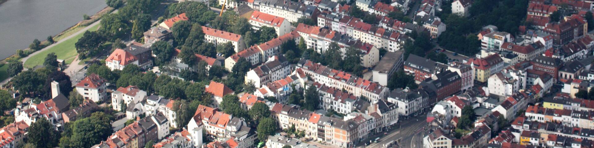 Lufbilder Bremen: Steintor, Weserstadion, Fesenfeld, Altstadt, Hohentor (identische Bildbeschreibung für File:2012-08-08-fotoflug-bremen zweiter flug 0618.JPG bis File:2012-08-08-fotoflug-bremen zweiter flug 0749.JPG; alle mit GPS-Koordinaten