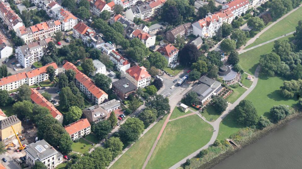 Lufbilder Bremen: Weser-Stadion, Peterswerder, Östliche Vorstadt, Steintor, Bahnhofsvorstadt, Hauptbahnhof, Findorff-Bürgerweide, Bürgerweide, Parkhotel (identische Bildbeschreibung für File:2012-08-08-fotoflug-bremen zweiter flug 0407.JPG bis File:2012-08-08-fotoflug-bremen zweiter flug 0508.JPG; alle mit GPS-Koordinaten