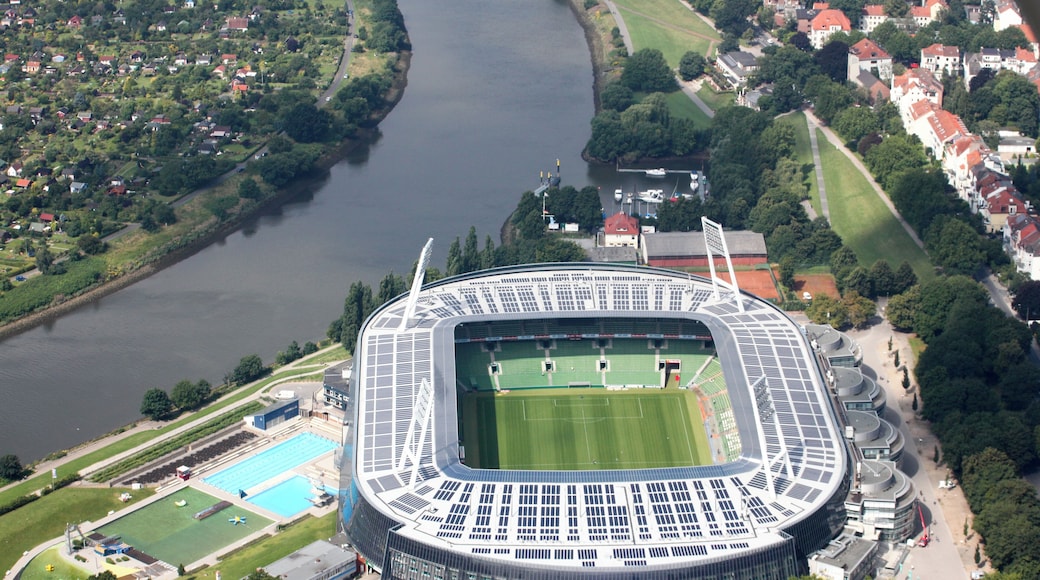 Lufbilder Bremen: Steintor, Weserstadion, Fesenfeld, Altstadt, Hohentor (identische Bildbeschreibung fรผr File:2012-08-08-fotoflug-bremen zweiter flug 0618.JPG bis File:2012-08-08-fotoflug-bremen zweiter flug 0749.JPG; alle mit GPS-Koordinaten