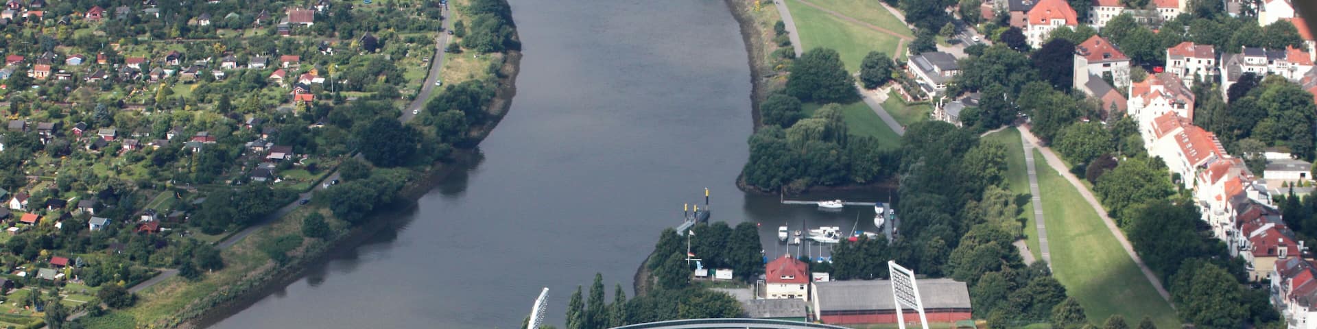 Lufbilder Bremen: Steintor, Weserstadion, Fesenfeld, Altstadt, Hohentor (identische Bildbeschreibung für File:2012-08-08-fotoflug-bremen zweiter flug 0618.JPG bis File:2012-08-08-fotoflug-bremen zweiter flug 0749.JPG; alle mit GPS-Koordinaten