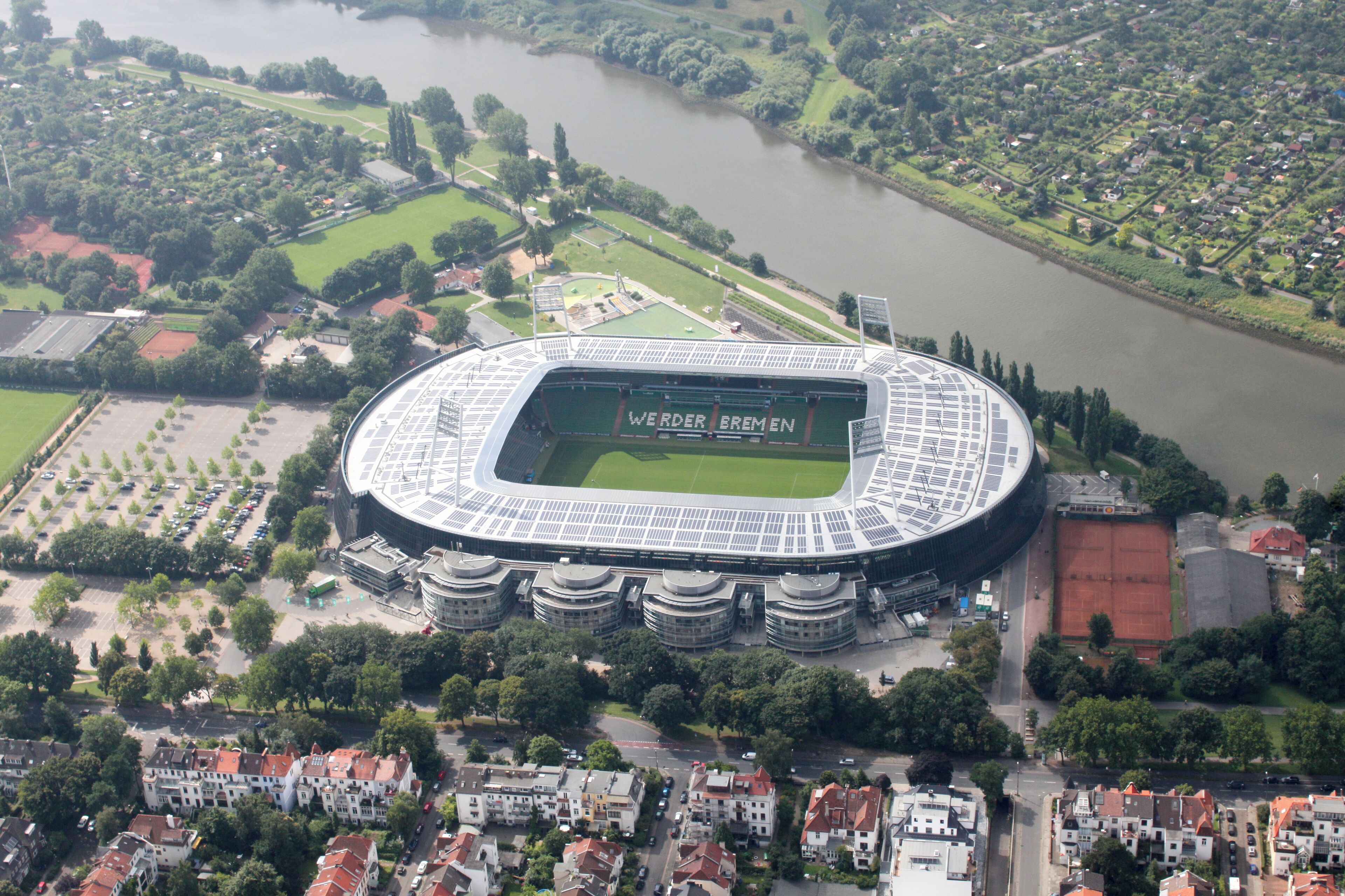 Lufbilder Bremen: Weser-Stadion, Peterswerder, Östliche Vorstadt, Steintor, Bahnhofsvorstadt, Hauptbahnhof, Findorff-Bürgerweide, Bürgerweide, Parkhotel (identische Bildbeschreibung für File:2012-08-08-fotoflug-bremen zweiter flug 0407.JPG bis File:2012-08-08-fotoflug-bremen zweiter flug 0508.JPG; alle mit GPS-Koordinaten