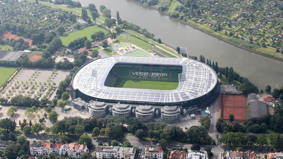 Lufbilder Bremen: Weser-Stadion, Peterswerder, Östliche Vorstadt, Steintor, Bahnhofsvorstadt, Hauptbahnhof, Findorff-Bürgerweide, Bürgerweide, Parkhotel (identische Bildbeschreibung für File:2012-08-08-fotoflug-bremen zweiter flug 0407.JPG bis File:2012-08-08-fotoflug-bremen zweiter flug 0508.JPG; alle mit GPS-Koordinaten