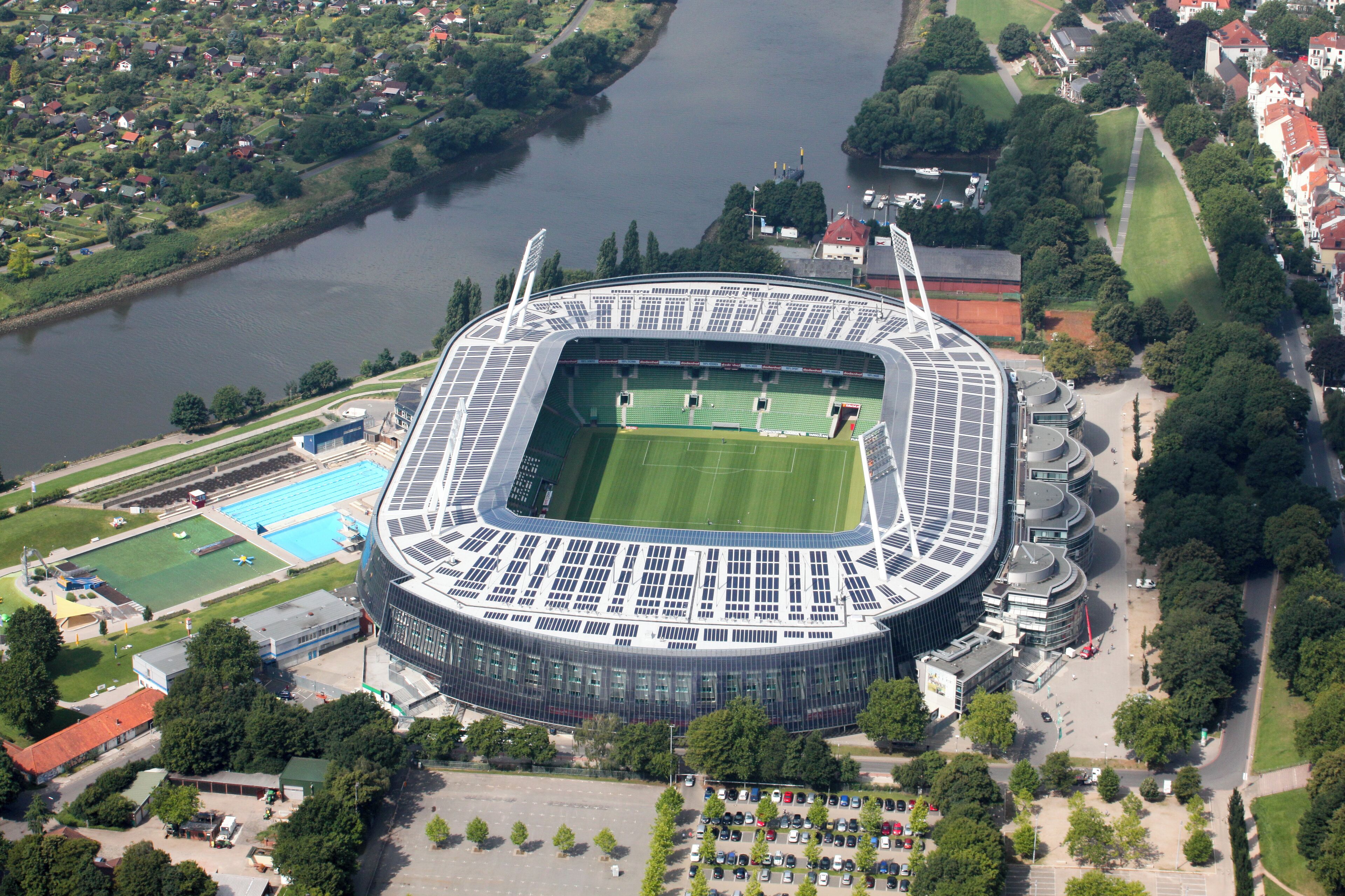 Lufbilder Bremen: Steintor, Weserstadion, Fesenfeld, Altstadt, Hohentor (identische Bildbeschreibung für File:2012-08-08-fotoflug-bremen zweiter flug 0618.JPG bis File:2012-08-08-fotoflug-bremen zweiter flug 0749.JPG; alle mit GPS-Koordinaten