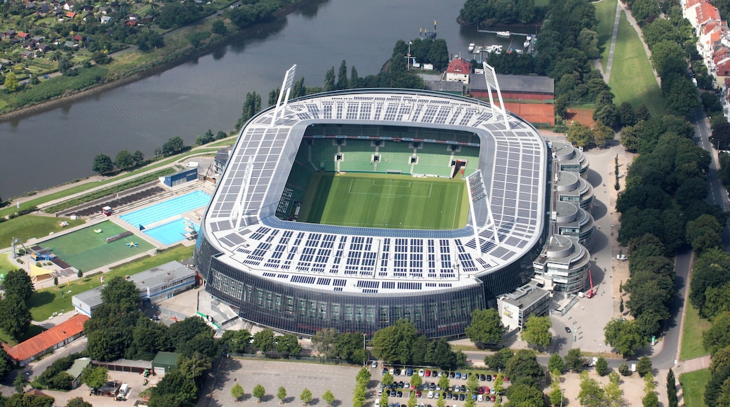 Lufbilder Bremen: Steintor, Weserstadion, Fesenfeld, Altstadt, Hohentor (identische Bildbeschreibung fรผr File:2012-08-08-fotoflug-bremen zweiter flug 0618.JPG bis File:2012-08-08-fotoflug-bremen zweiter flug 0749.JPG; alle mit GPS-Koordinaten