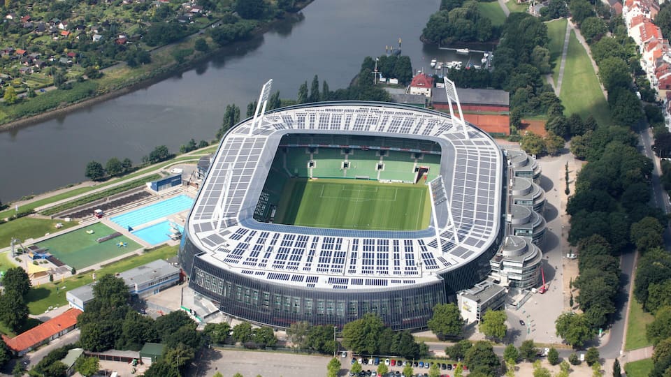 Lufbilder Bremen: Steintor, Weserstadion, Fesenfeld, Altstadt, Hohentor (identische Bildbeschreibung für File:2012-08-08-fotoflug-bremen zweiter flug 0618.JPG bis File:2012-08-08-fotoflug-bremen zweiter flug 0749.JPG; alle mit GPS-Koordinaten