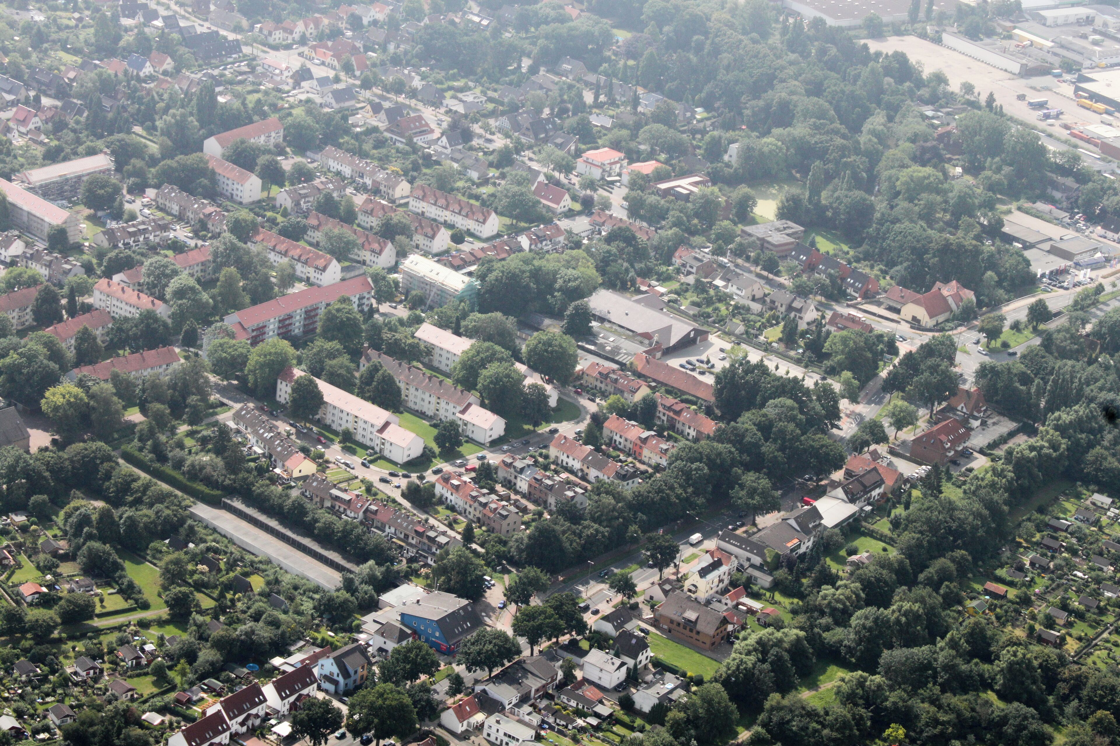 Fotoflug: Airport Bremen - Ganderkesee Stadt - Tunnel Neuenlander Straße - Buntentor - Bezirkssportanlage Süd - Wilhelm-Kaisen-Schule - Verkehrsfliegerschule -Hochbunker Kattenturmer Heerstraße - LdW - Auf dem Beginenlande (identische Bildbeschreibung für File:2012-08-08-fotoflug-bremen zweiter flug 0101.JPG bis File:2012-08-08-fotoflug-bremen zweiter flug 0300.JPG