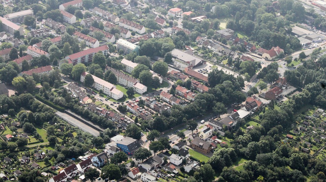 Fotoflug: Airport Bremen - Ganderkesee Stadt - Tunnel Neuenlander Straße - Buntentor - Bezirkssportanlage Süd - Wilhelm-Kaisen-Schule - Verkehrsfliegerschule -Hochbunker Kattenturmer Heerstraße - LdW - Auf dem Beginenlande (identische Bildbeschreibung für File:2012-08-08-fotoflug-bremen zweiter flug 0101.JPG bis File:2012-08-08-fotoflug-bremen zweiter flug 0300.JPG