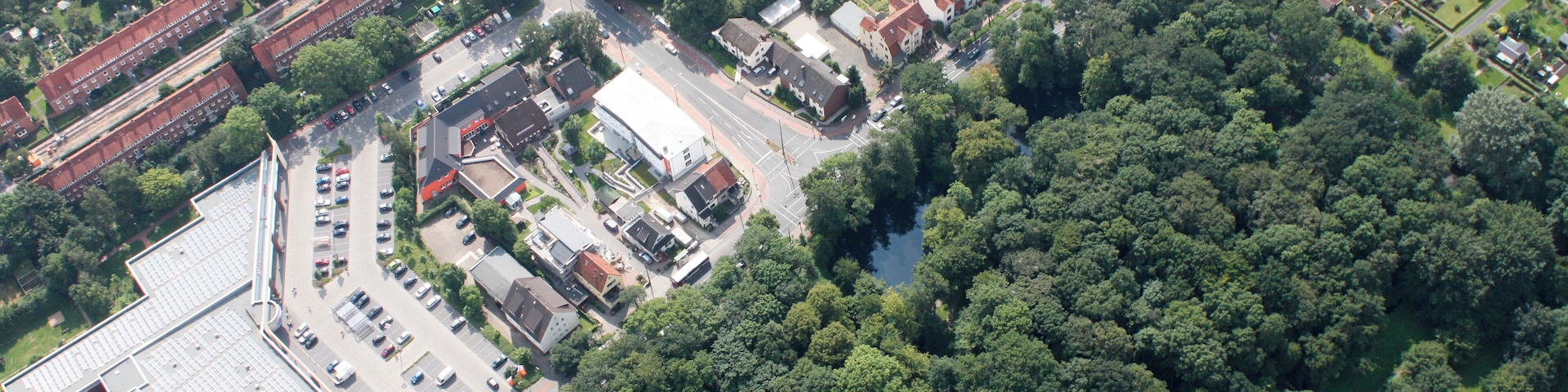 Fotoflug: Airport Bremen - Ganderkesee Stadt - Tunnel Neuenlander Straße - Buntentor - Bezirkssportanlage Süd - Wilhelm-Kaisen-Schule - Verkehrsfliegerschule -Hochbunker Kattenturmer Heerstraße - LdW - Auf dem Beginenlande (identische Bildbeschreibung für File:2012-08-08-fotoflug-bremen zweiter flug 0101.JPG bis File:2012-08-08-fotoflug-bremen zweiter flug 0300.JPG