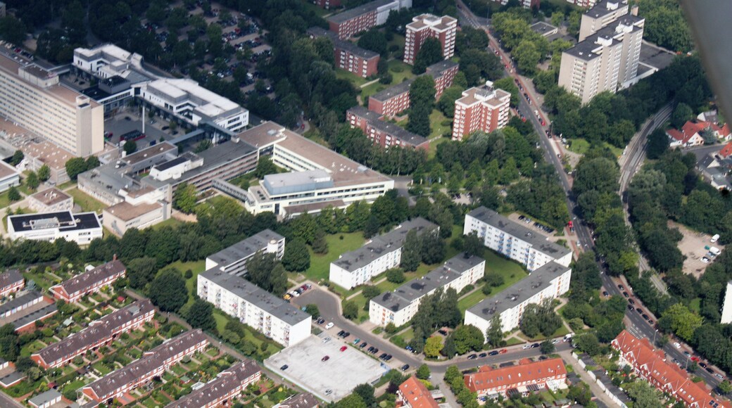 Fotoflug: Airport Bremen - Kattenturm - Krankenhaus LdW - Ochtumpark - Brinkum Nord - Huckelriede - Weserstadion - Peterswerder (identische Bildbeschreibung für File:2012-08-08-fotoflug-bremen zweiter flug 0301.JPG bis File:2012-08-08-fotoflug-bremen zweiter flug 0406.JPG; alle mit GPS-Koordinaten