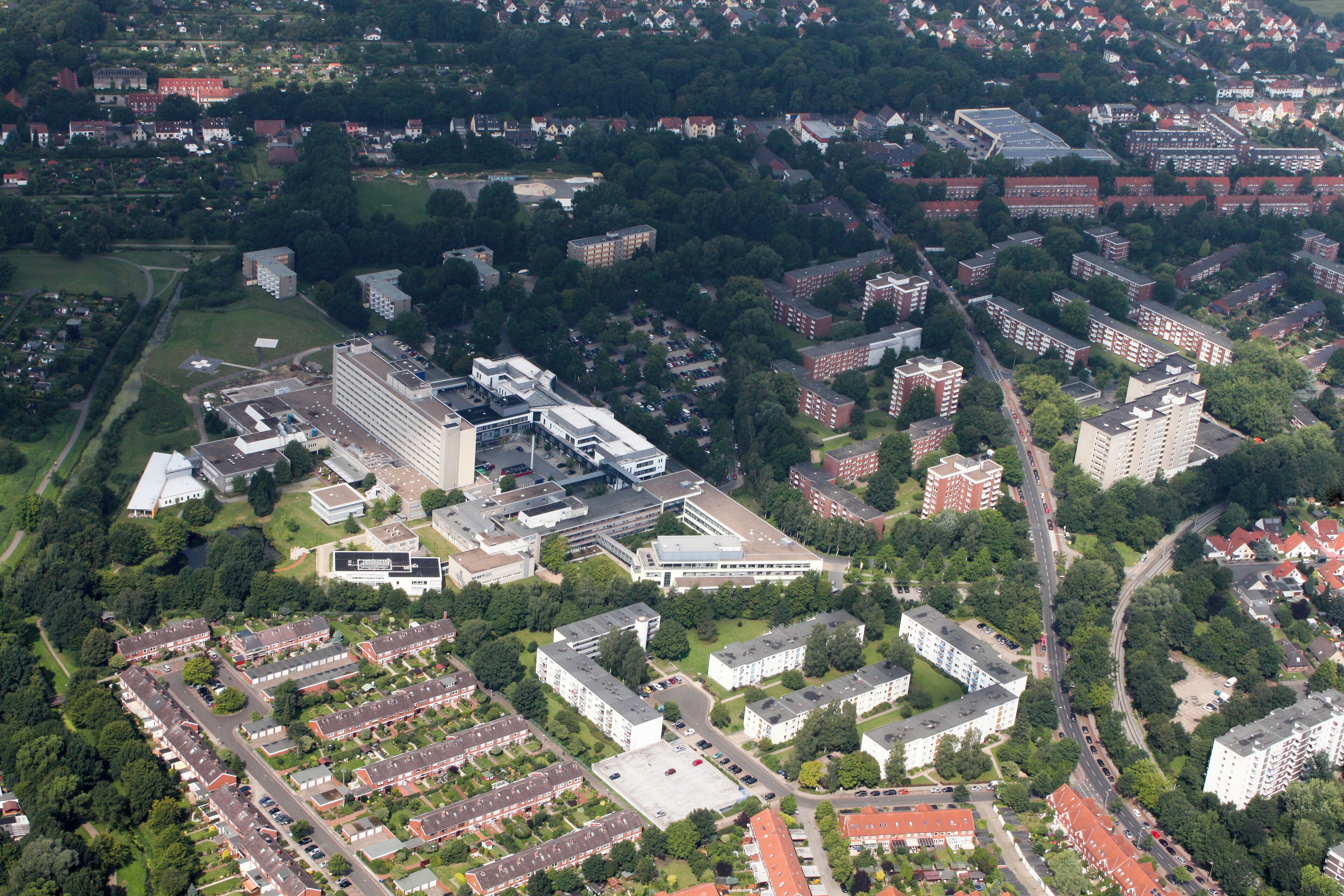 Fotoflug: Airport Bremen - Kattenturm - Krankenhaus LdW - Ochtumpark - Brinkum Nord - Huckelriede - Weserstadion - Peterswerder (identische Bildbeschreibung für File:2012-08-08-fotoflug-bremen zweiter flug 0301.JPG bis File:2012-08-08-fotoflug-bremen zweiter flug 0406.JPG; alle mit GPS-Koordinaten