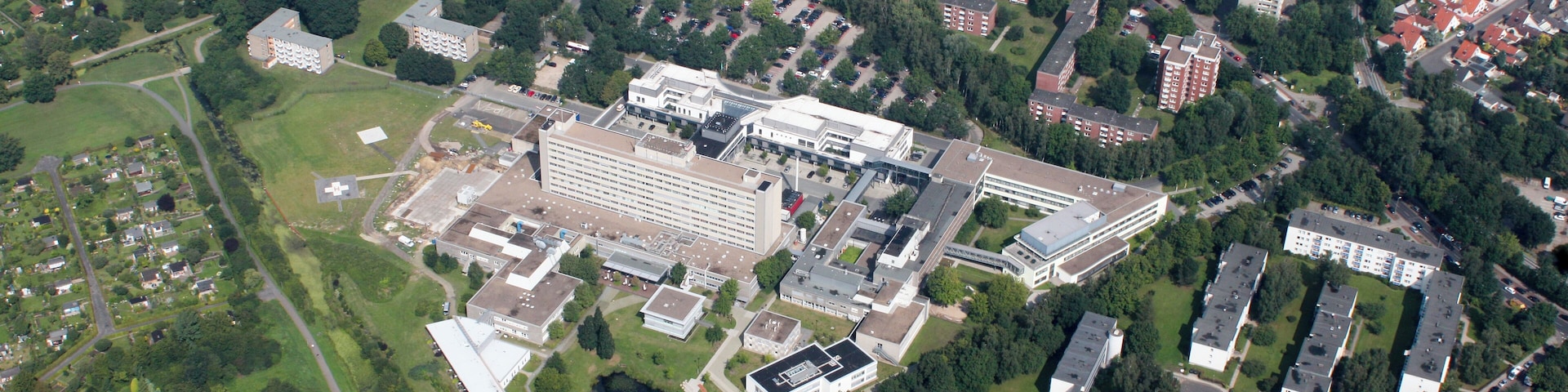 Fotoflug: Airport Bremen - Ganderkesee Stadt - Tunnel Neuenlander Straße - Buntentor - Bezirkssportanlage Süd - Wilhelm-Kaisen-Schule - Verkehrsfliegerschule -Hochbunker Kattenturmer Heerstraße - LdW - Auf dem Beginenlande (identische Bildbeschreibung für File:2012-08-08-fotoflug-bremen zweiter flug 0101.JPG bis File:2012-08-08-fotoflug-bremen zweiter flug 0300.JPG