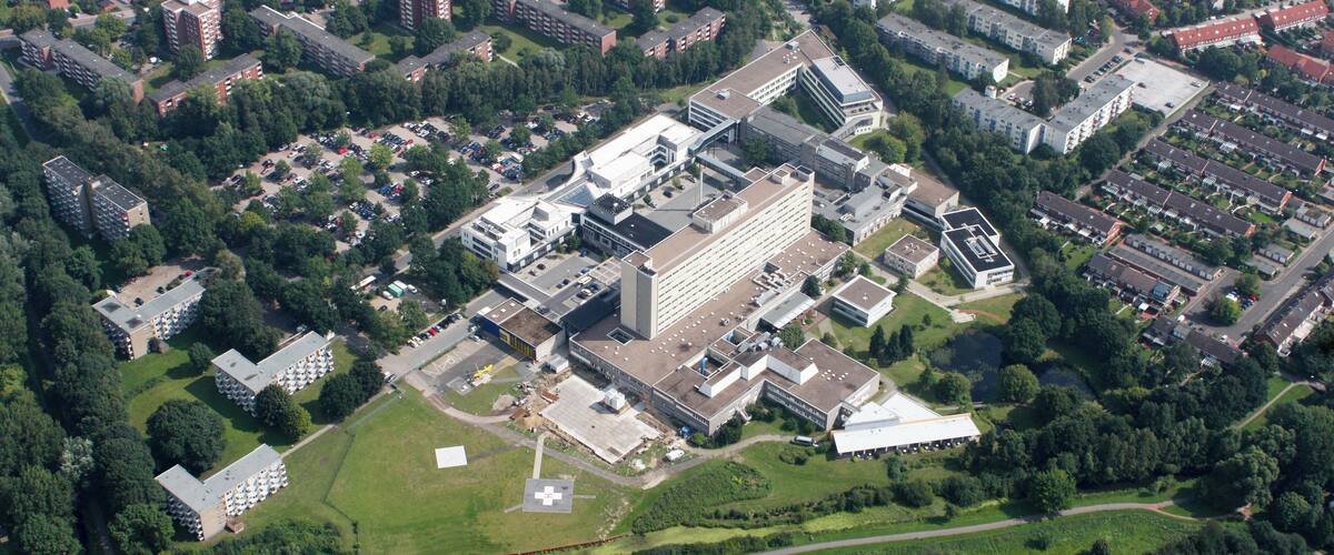 Fotoflug: Airport Bremen - Ganderkesee Stadt - Tunnel Neuenlander Straße - Buntentor - Bezirkssportanlage Süd - Wilhelm-Kaisen-Schule - Verkehrsfliegerschule -Hochbunker Kattenturmer Heerstraße - LdW - Auf dem Beginenlande (identische Bildbeschreibung für File:2012-08-08-fotoflug-bremen zweiter flug 0101.JPG bis File:2012-08-08-fotoflug-bremen zweiter flug 0300.JPG