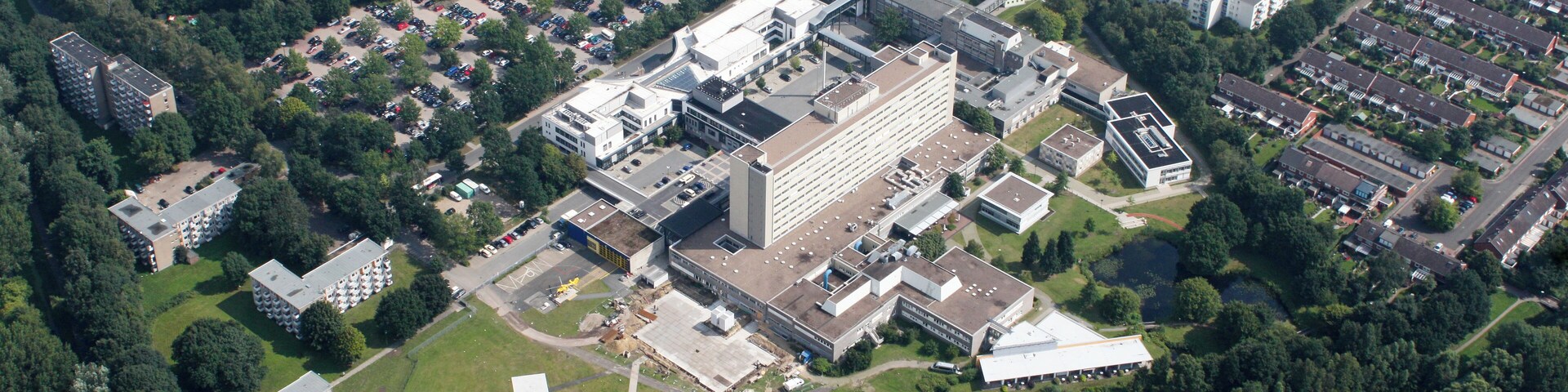 Fotoflug: Airport Bremen - Ganderkesee Stadt - Tunnel Neuenlander Straße - Buntentor - Bezirkssportanlage Süd - Wilhelm-Kaisen-Schule - Verkehrsfliegerschule -Hochbunker Kattenturmer Heerstraße - LdW - Auf dem Beginenlande (identische Bildbeschreibung für File:2012-08-08-fotoflug-bremen zweiter flug 0101.JPG bis File:2012-08-08-fotoflug-bremen zweiter flug 0300.JPG