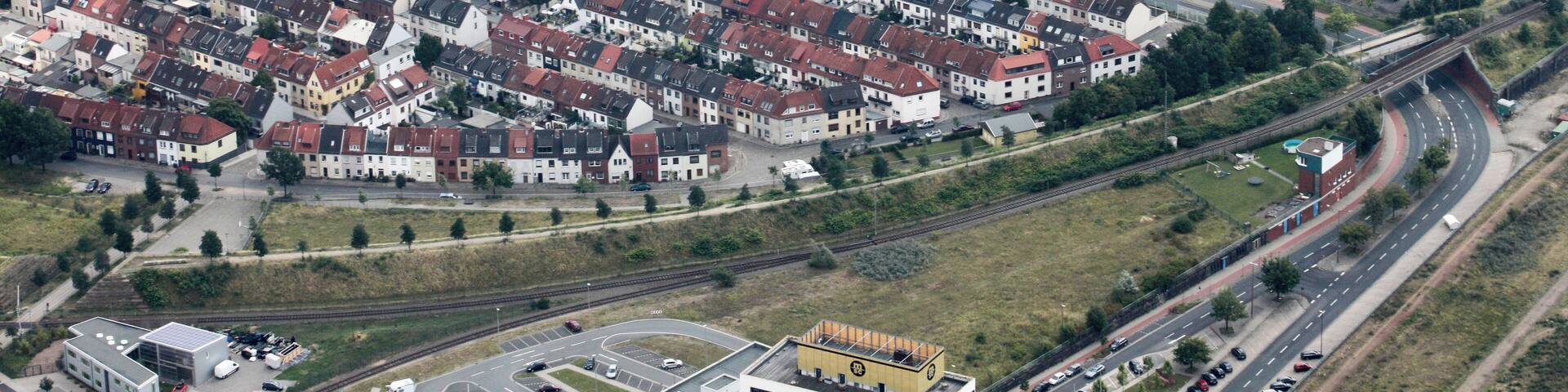 Lufbilder Bremen: HĂ€fen, Waterfront, Lindenhof, Walle, Osterfeuerberg, Utbremen, Bahnhofsvorstadt, BĂŒrerweide, Barkhof, BĂŒrgerpark, Weidedamm, MĂŒllverbrennungsanlage (identische Bildbeschreibung fĂŒr File:2012-08-08-fotoflug-bremen zweiter flug 1006.JPG bis File:2012-08-08-fotoflug-bremen zweiter flug 1141.JPG; alle mit GPS-Koordinaten