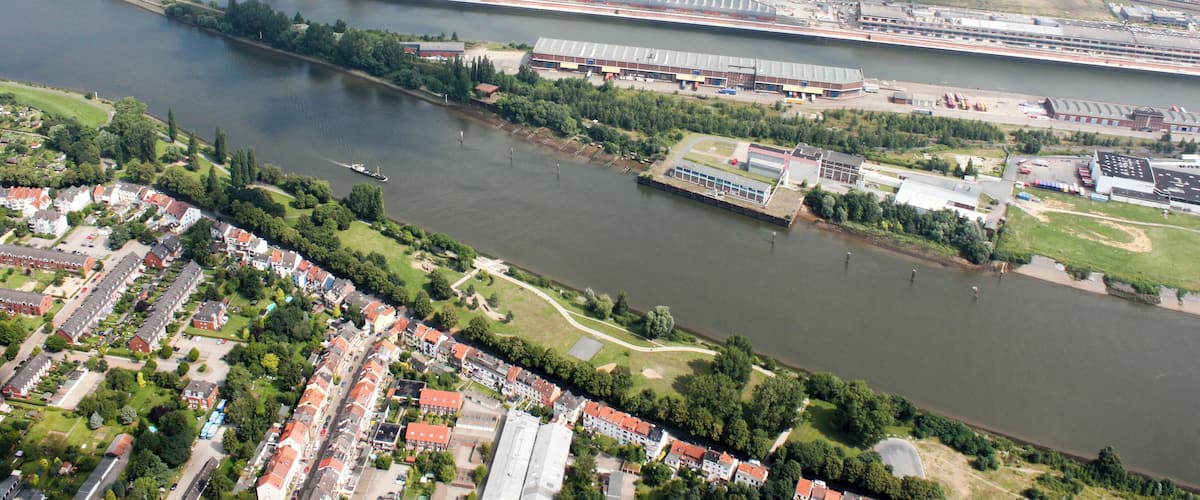 Lufbilder Bremen: Häfen, JVA Oslebshausen, Ohlendorf, Lindenhof, Überseestadt, Becks, Kellogs, St. Stephanis Kirche, Hauptbahnhof, Weser (identische Bildbeschreibung für File:2012-08-08-fotoflug-bremen zweiter flug 1142.JPG bis File:2012-08-08-fotoflug-bremen zweiter flug 1244.JPG; alle mit GPS-Koordinaten