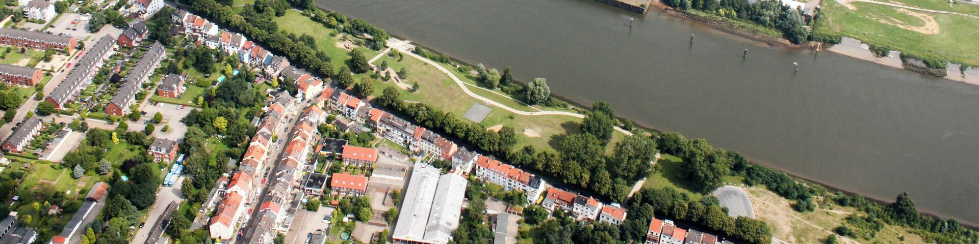Lufbilder Bremen: Häfen, JVA Oslebshausen, Ohlendorf, Lindenhof, Überseestadt, Becks, Kellogs, St. Stephanis Kirche, Hauptbahnhof, Weser (identische Bildbeschreibung für File:2012-08-08-fotoflug-bremen zweiter flug 1142.JPG bis File:2012-08-08-fotoflug-bremen zweiter flug 1244.JPG; alle mit GPS-Koordinaten