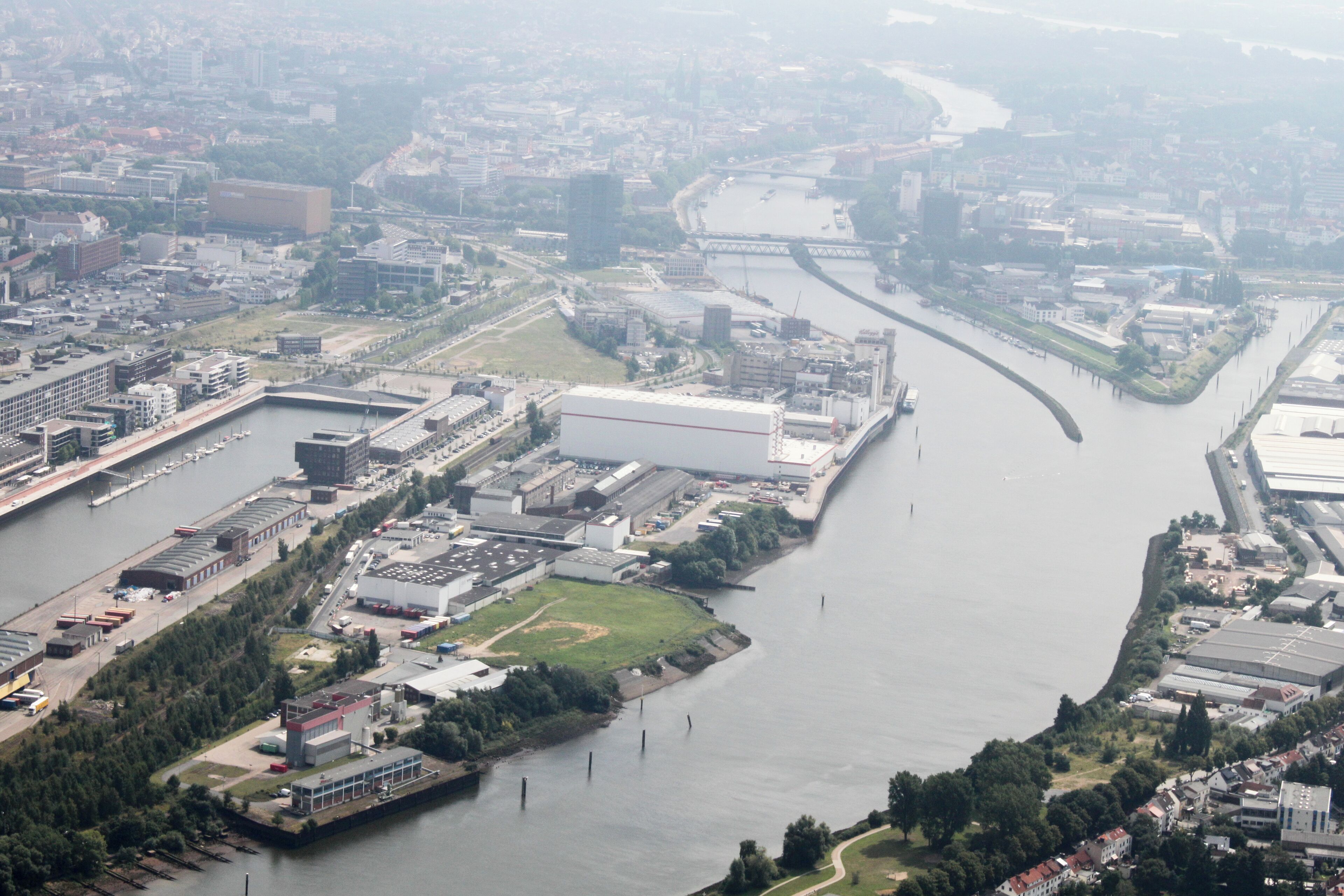 Lufbilder Bremen: Häfen, JVA Oslebshausen, Ohlendorf, Lindenhof, Überseestadt, Becks, Kellogs, St. Stephanis Kirche, Hauptbahnhof, Weser (identische Bildbeschreibung für File:2012-08-08-fotoflug-bremen zweiter flug 1142.JPG bis File:2012-08-08-fotoflug-bremen zweiter flug 1244.JPG; alle mit GPS-Koordinaten