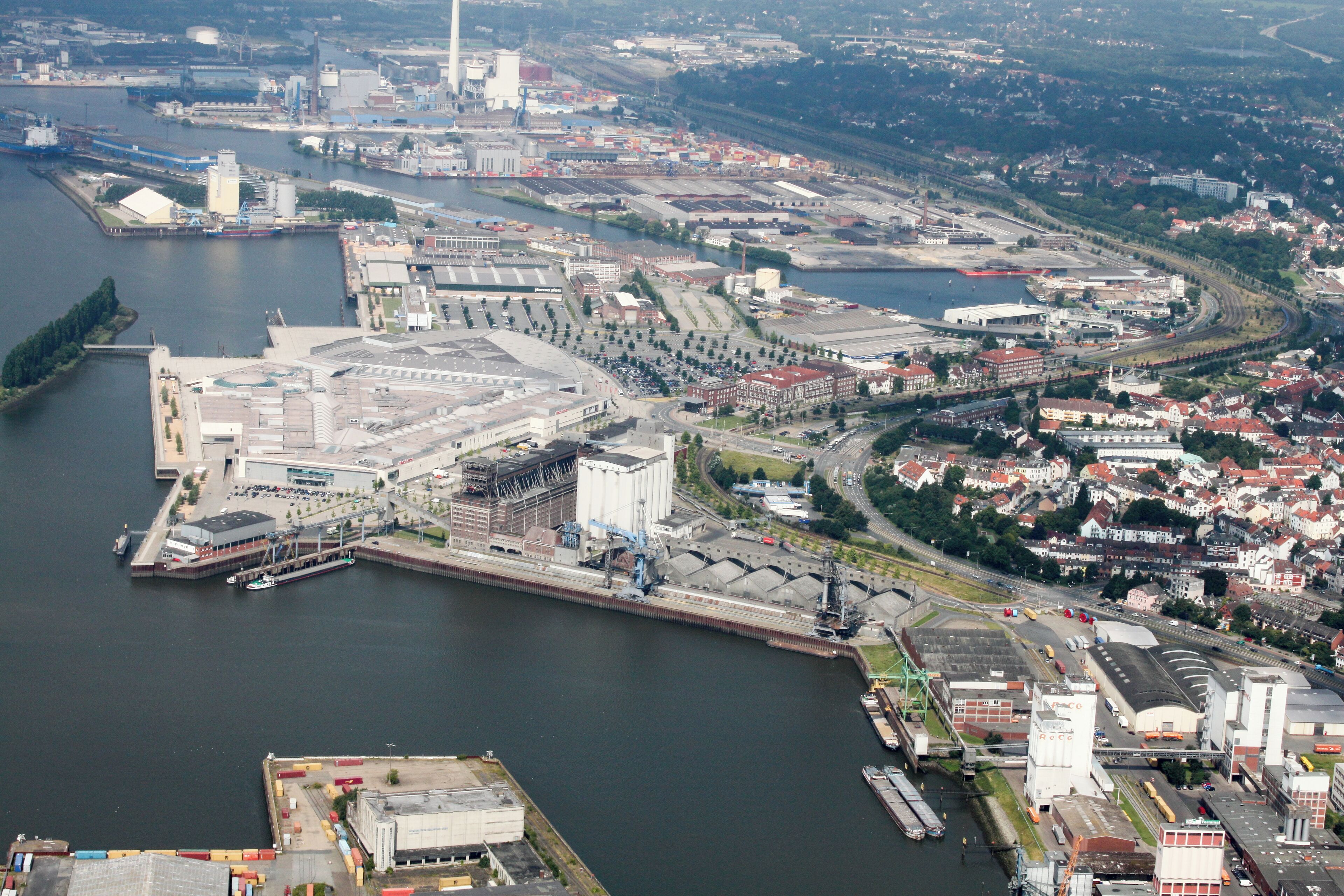 Lufbilder Bremen: Häfen, JVA Oslebshausen, Ohlendorf, Lindenhof, Überseestadt, Becks, Kellogs, St. Stephanis Kirche, Hauptbahnhof, Weser (identische Bildbeschreibung für File:2012-08-08-fotoflug-bremen zweiter flug 1142.JPG bis File:2012-08-08-fotoflug-bremen zweiter flug 1244.JPG; alle mit GPS-Koordinaten