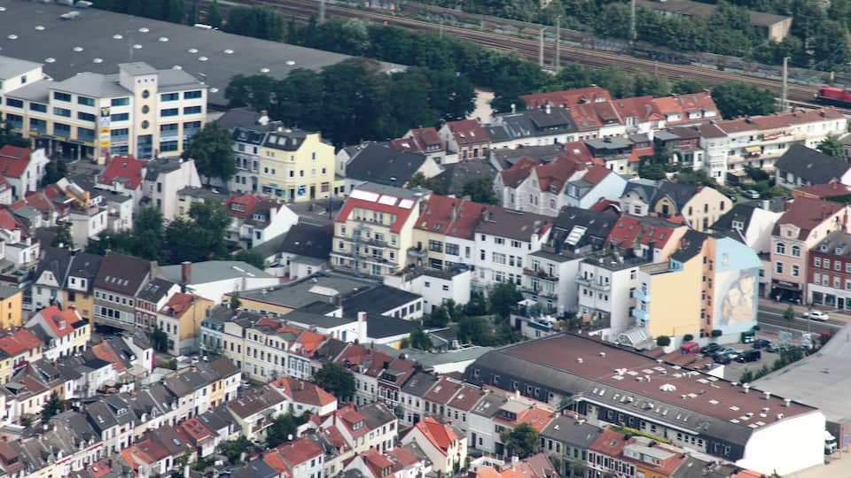 Lufbilder Bremen: Häfen, Waterfront, Lindenhof, Walle, Osterfeuerberg, Utbremen, Bahnhofsvorstadt, Bürerweide, Barkhof, Bürgerpark, Weidedamm, Müllverbrennungsanlage (identische Bildbeschreibung für File:2012-08-08-fotoflug-bremen zweiter flug 1006.JPG bis File:2012-08-08-fotoflug-bremen zweiter flug 1141.JPG; alle mit GPS-Koordinaten