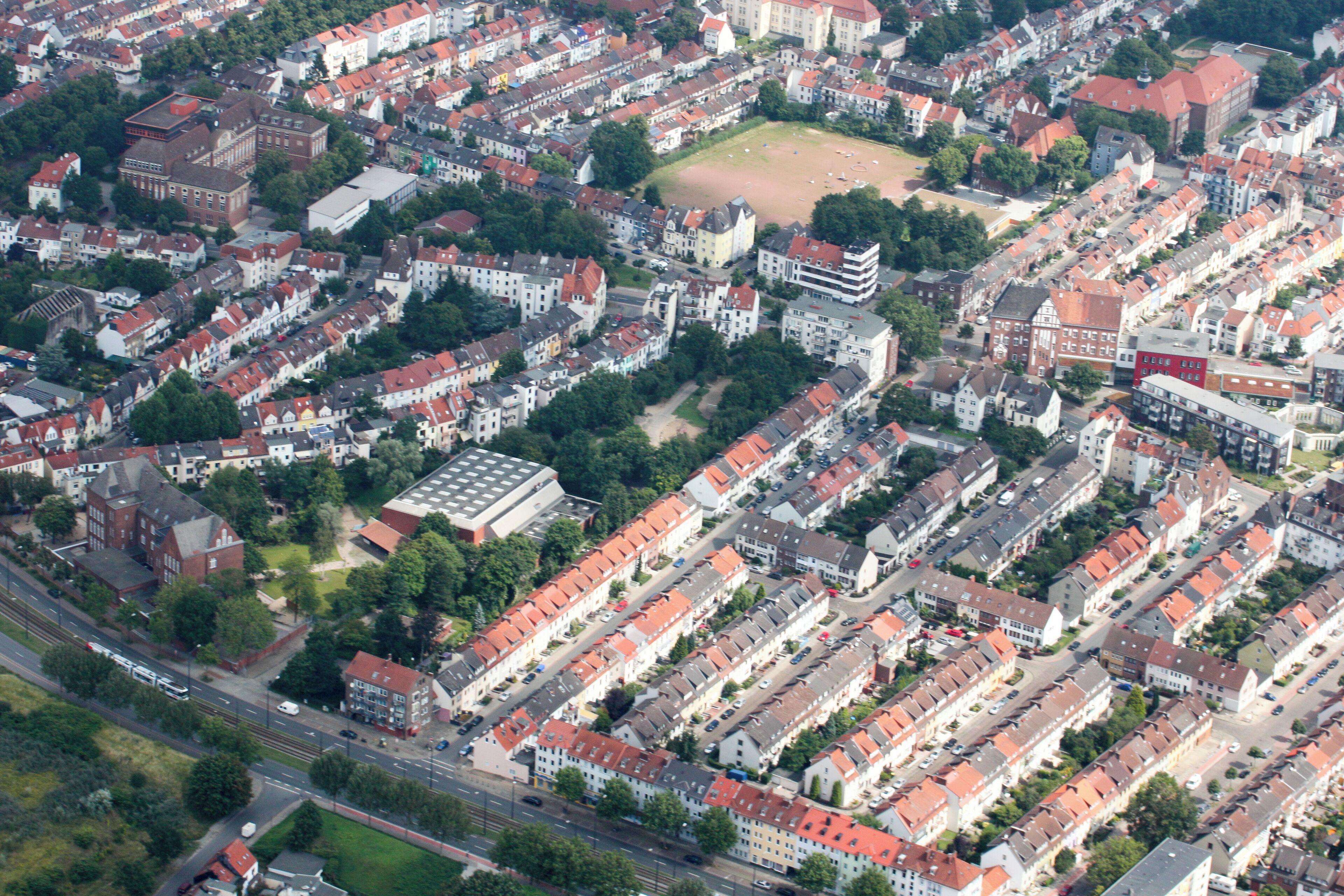 Lufbilder Bremen: Häfen, Waterfront, Lindenhof, Walle, Osterfeuerberg, Utbremen, Bahnhofsvorstadt, Bürerweide, Barkhof, Bürgerpark, Weidedamm, Müllverbrennungsanlage (identische Bildbeschreibung für File:2012-08-08-fotoflug-bremen zweiter flug 1006.JPG bis File:2012-08-08-fotoflug-bremen zweiter flug 1141.JPG; alle mit GPS-Koordinaten