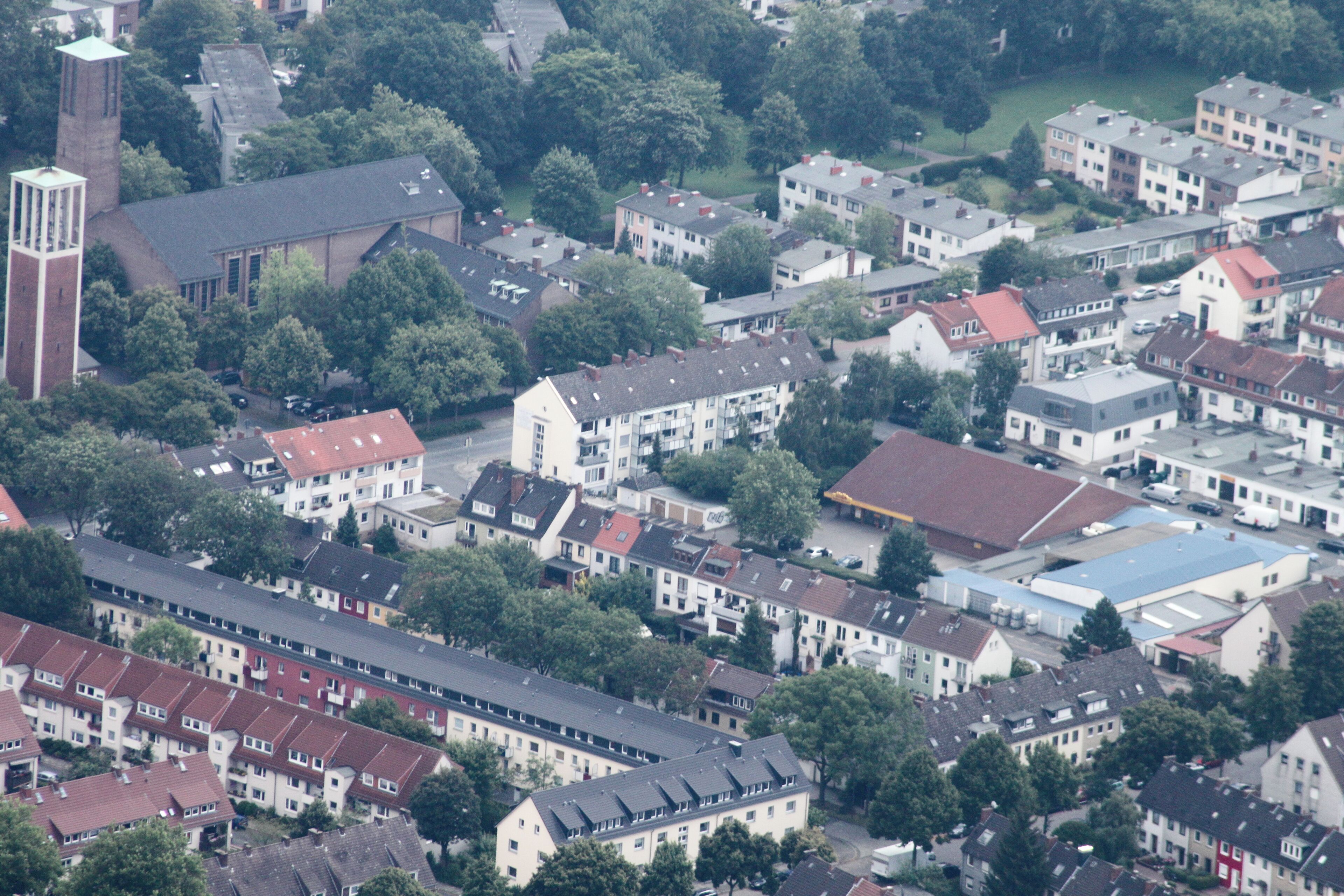 Lufbilder Bremen: Häfen, Waterfront, Lindenhof, Walle, Osterfeuerberg, Utbremen, Bahnhofsvorstadt, Bürerweide, Barkhof, Bürgerpark, Weidedamm, Müllverbrennungsanlage (identische Bildbeschreibung für File:2012-08-08-fotoflug-bremen zweiter flug 1006.JPG bis File:2012-08-08-fotoflug-bremen zweiter flug 1141.JPG; alle mit GPS-Koordinaten