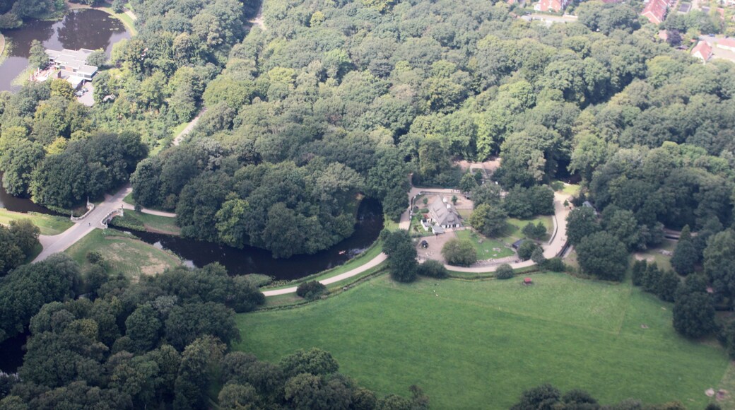 Lufbilder Bremen: HĂ€fen, Waterfront, Lindenhof, Walle, Osterfeuerberg, Utbremen, Bahnhofsvorstadt, BĂŒrerweide, Barkhof, BĂŒrgerpark, Weidedamm, MĂŒllverbrennungsanlage (identische Bildbeschreibung fĂŒr File:2012-08-08-fotoflug-bremen zweiter flug 1006.JPG bis File:2012-08-08-fotoflug-bremen zweiter flug 1141.JPG; alle mit GPS-Koordinaten