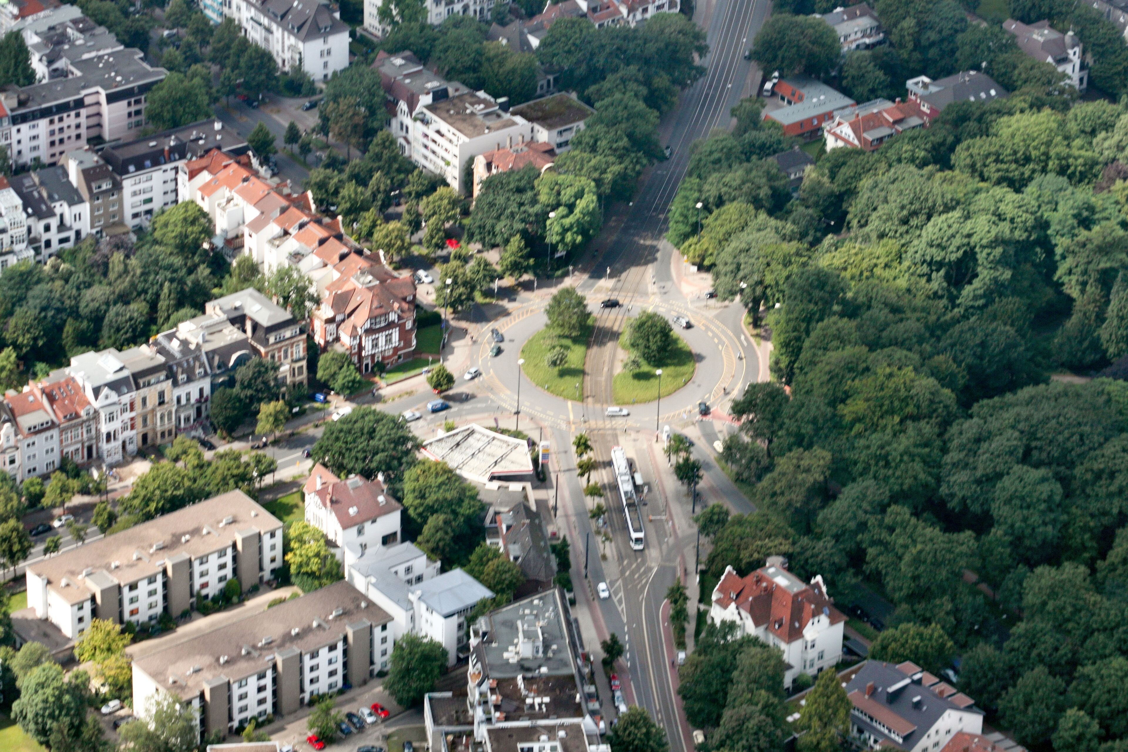 Lufbilder Bremen: Häfen, Waterfront, Lindenhof, Walle, Osterfeuerberg, Utbremen, Bahnhofsvorstadt, Bürerweide, Barkhof, Bürgerpark, Weidedamm, Müllverbrennungsanlage (identische Bildbeschreibung für File:2012-08-08-fotoflug-bremen zweiter flug 1006.JPG bis File:2012-08-08-fotoflug-bremen zweiter flug 1141.JPG; alle mit GPS-Koordinaten