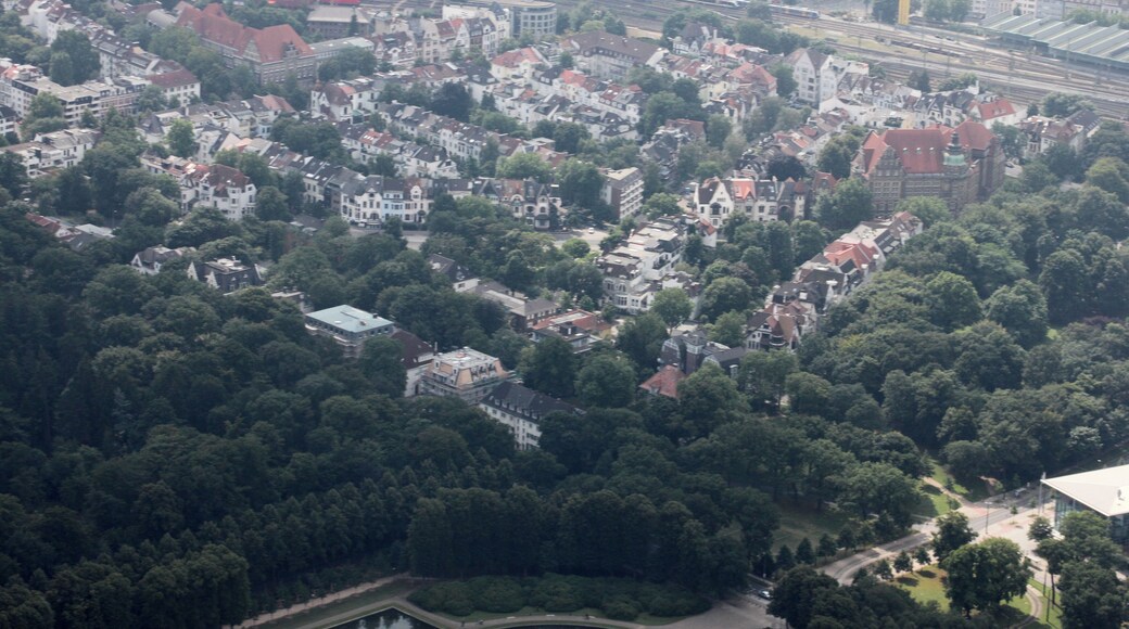 Lufbilder Bremen: Häfen, Waterfront, Lindenhof, Walle, Osterfeuerberg, Utbremen, Bahnhofsvorstadt, Bürerweide, Barkhof, Bürgerpark, Weidedamm, Müllverbrennungsanlage (identische Bildbeschreibung für File:2012-08-08-fotoflug-bremen zweiter flug 1006.JPG bis File:2012-08-08-fotoflug-bremen zweiter flug 1141.JPG; alle mit GPS-Koordinaten