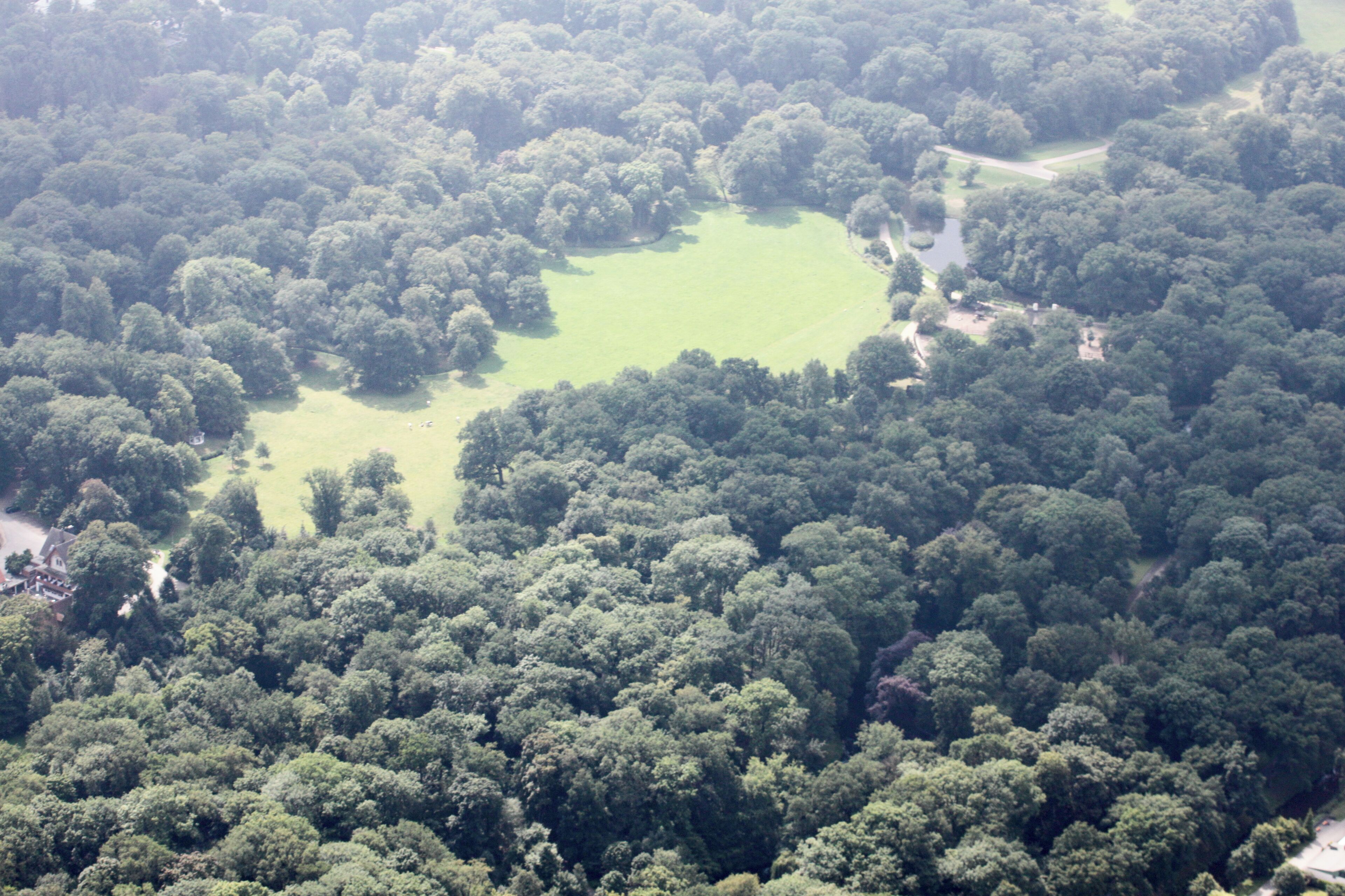 Lufbilder Bremen: Häfen, Waterfront, Lindenhof, Walle, Osterfeuerberg, Utbremen, Bahnhofsvorstadt, Bürerweide, Barkhof, Bürgerpark, Weidedamm, Müllverbrennungsanlage (identische Bildbeschreibung für File:2012-08-08-fotoflug-bremen zweiter flug 1006.JPG bis File:2012-08-08-fotoflug-bremen zweiter flug 1141.JPG; alle mit GPS-Koordinaten