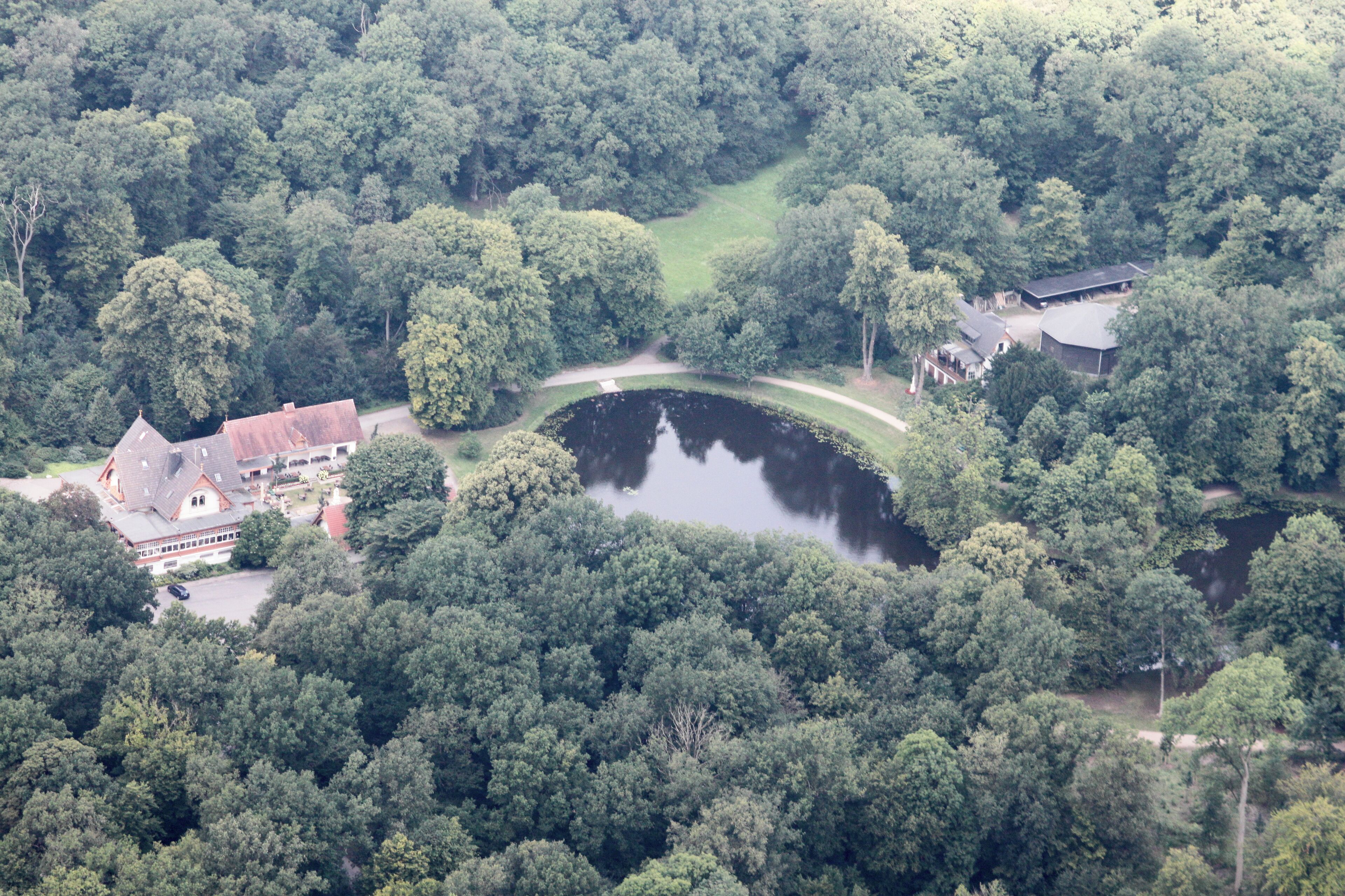 Lufbilder Bremen: Häfen, Waterfront, Lindenhof, Walle, Osterfeuerberg, Utbremen, Bahnhofsvorstadt, Bürerweide, Barkhof, Bürgerpark, Weidedamm, Müllverbrennungsanlage (identische Bildbeschreibung für File:2012-08-08-fotoflug-bremen zweiter flug 1006.JPG bis File:2012-08-08-fotoflug-bremen zweiter flug 1141.JPG; alle mit GPS-Koordinaten