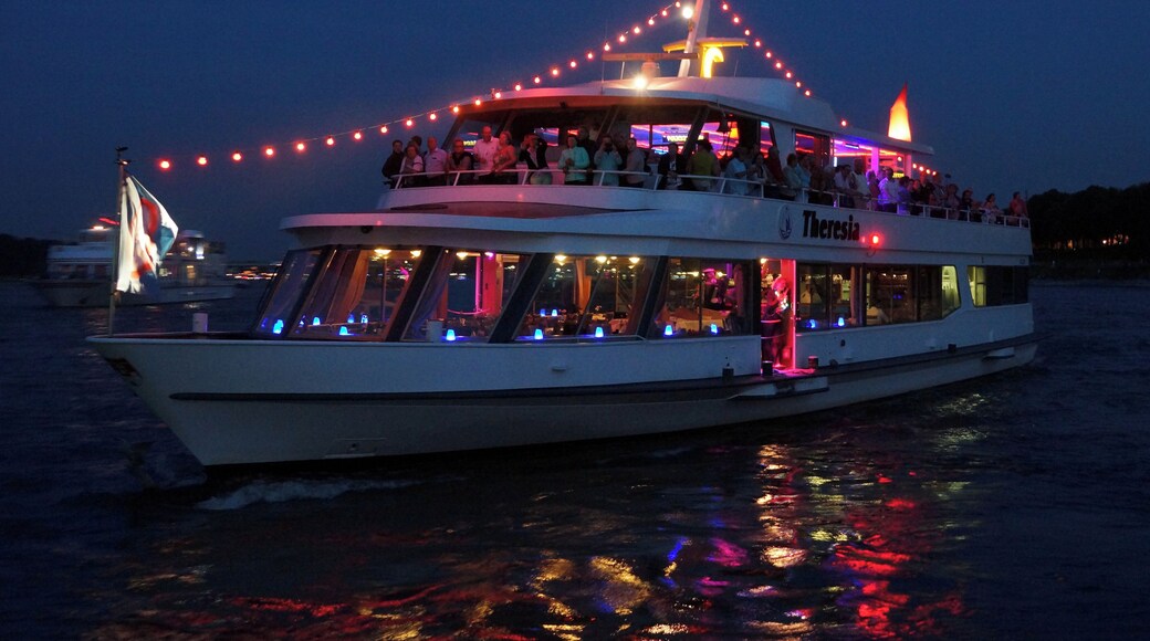 Fahrgastschiff Theresia bei den Kölner Lichtern 2015 in Köln.