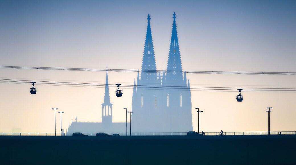 Silueta de una catedral con dos altas agujas contra un cielo despejado.