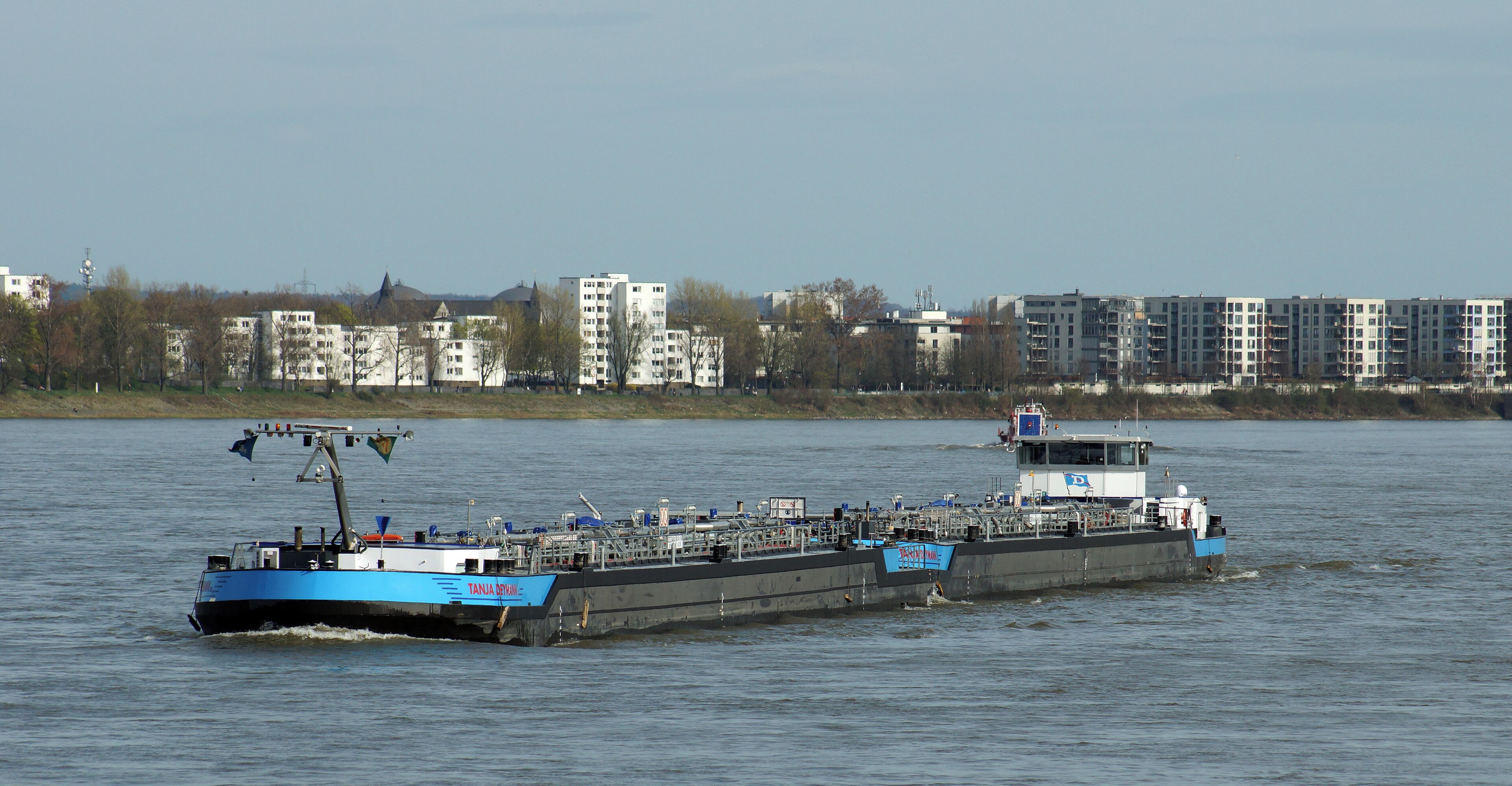 Tankmotorschiff Tanja Deymann I mit Schubleichter Tanja Deymann II auf dem Rhein bei Köln-Niehl.