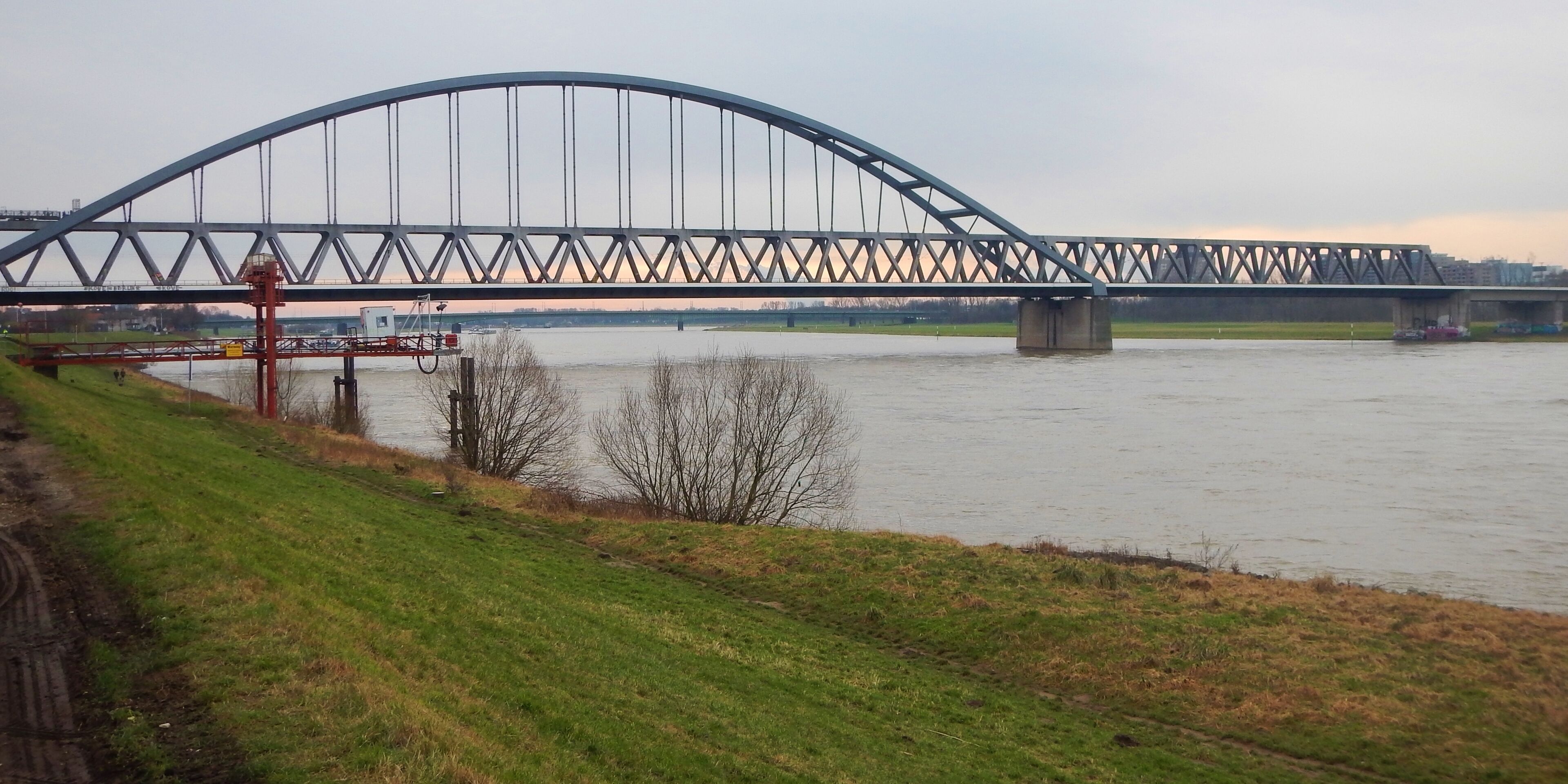 Der Rhein beim Hafen in Düsseldorf