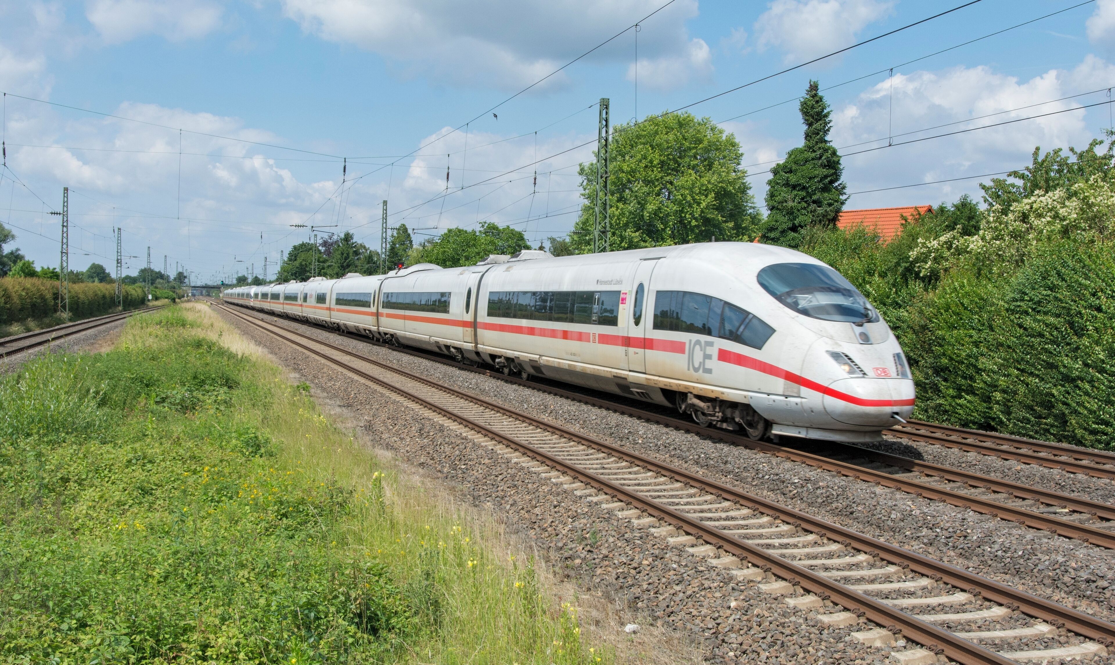 Door de voorstad van Düsseldorf genaamd Angermund, rijdt op hoge snelheid het ICE3 duo 403 502-403 524 als ICE 723 München Hbf voorbij.