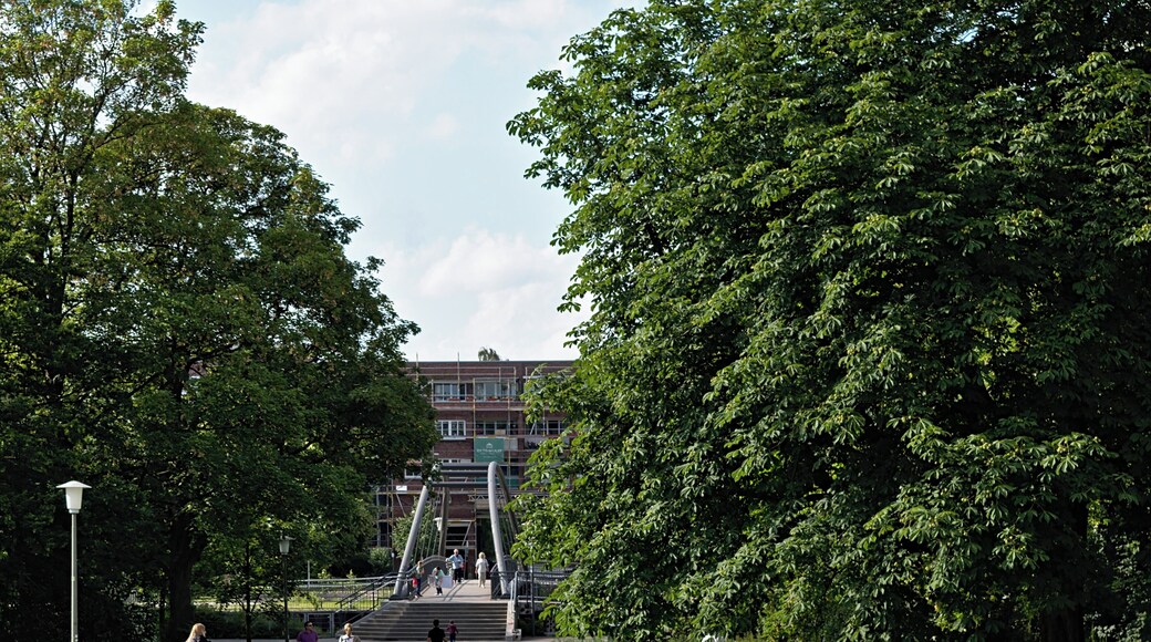 Johannes-Prassek-Park, Barmbek-Süd, Hamburg. View towards Heinz-Gärtner-Brücke (bridge) from southeast.