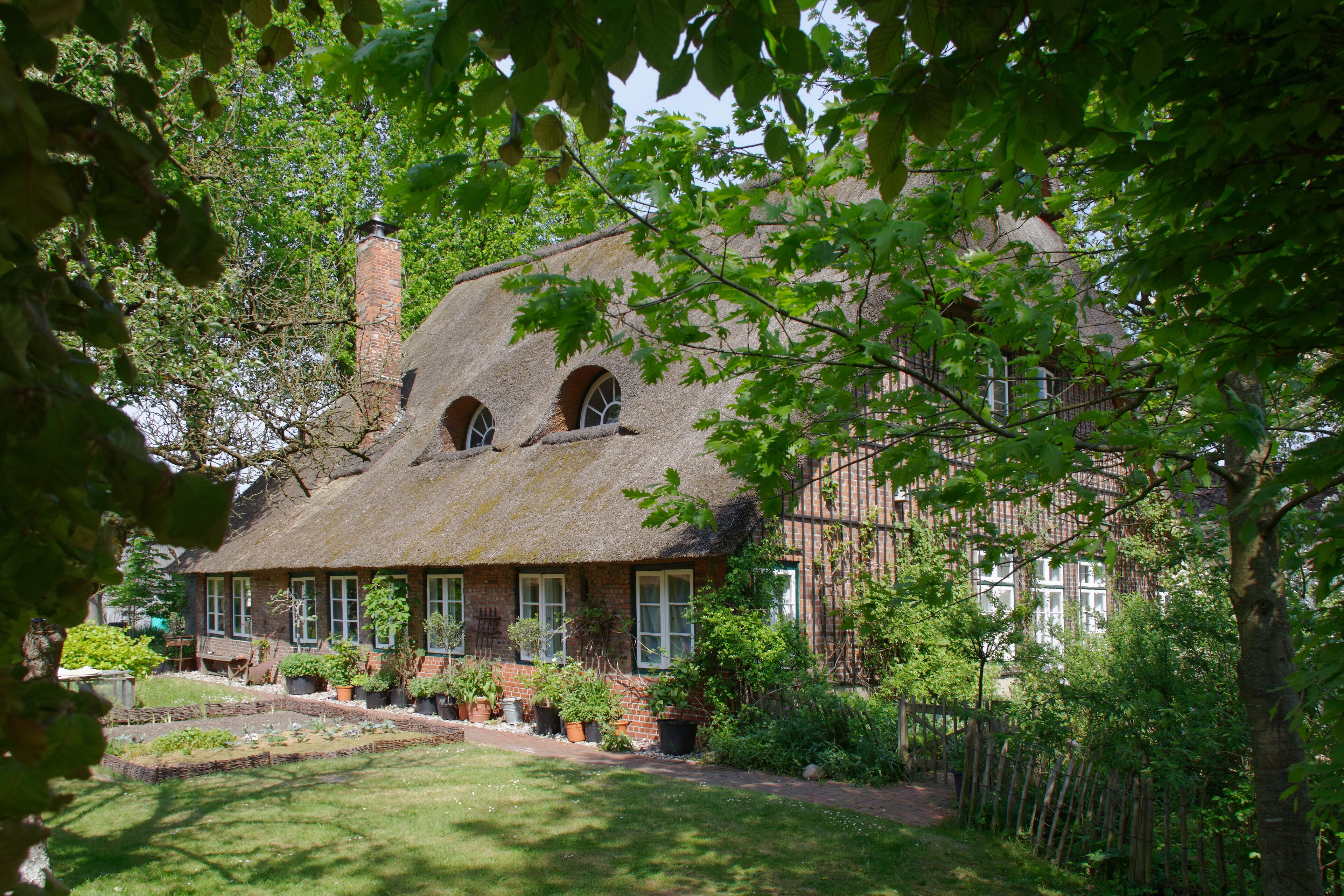 This is a photograph of an architectural monument. It is on the list of cultural monuments of Hamburg, no. 16967