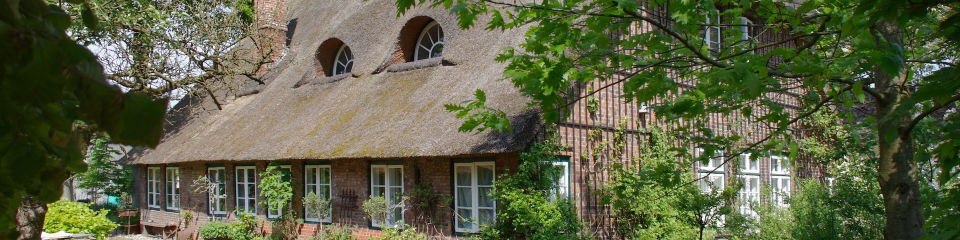This is a photograph of an architectural monument. It is on the list of cultural monuments of Hamburg, no. 16967