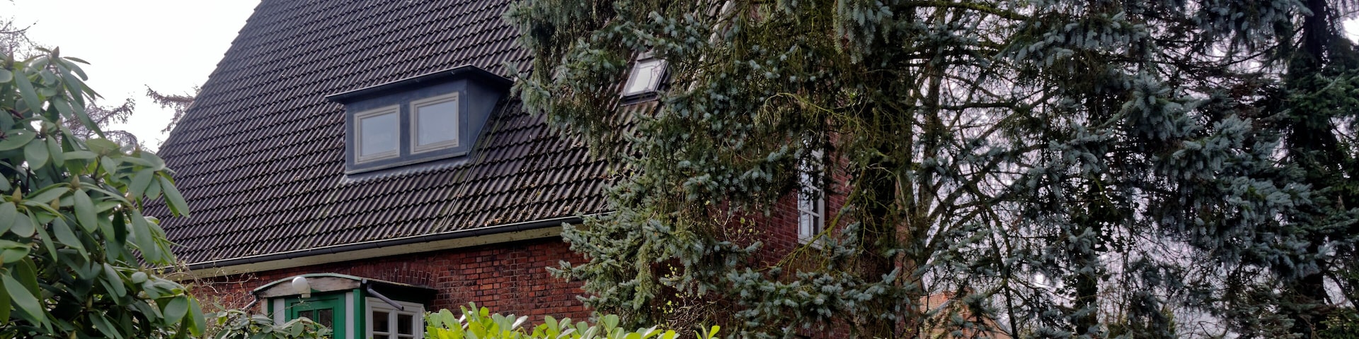 This is a photograph of an architectural monument. It is on the list of cultural monuments of Hamburg, no. 16102