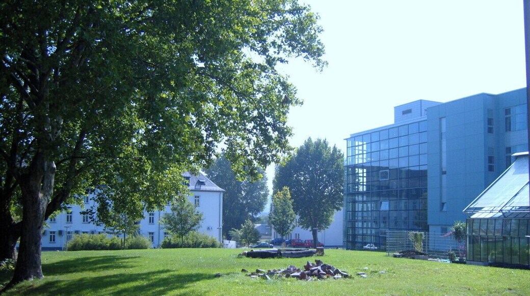 Vor dem Naturwissenschafts-Gebäude