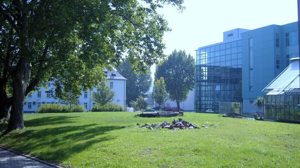 Vor dem Naturwissenschafts-Gebäude